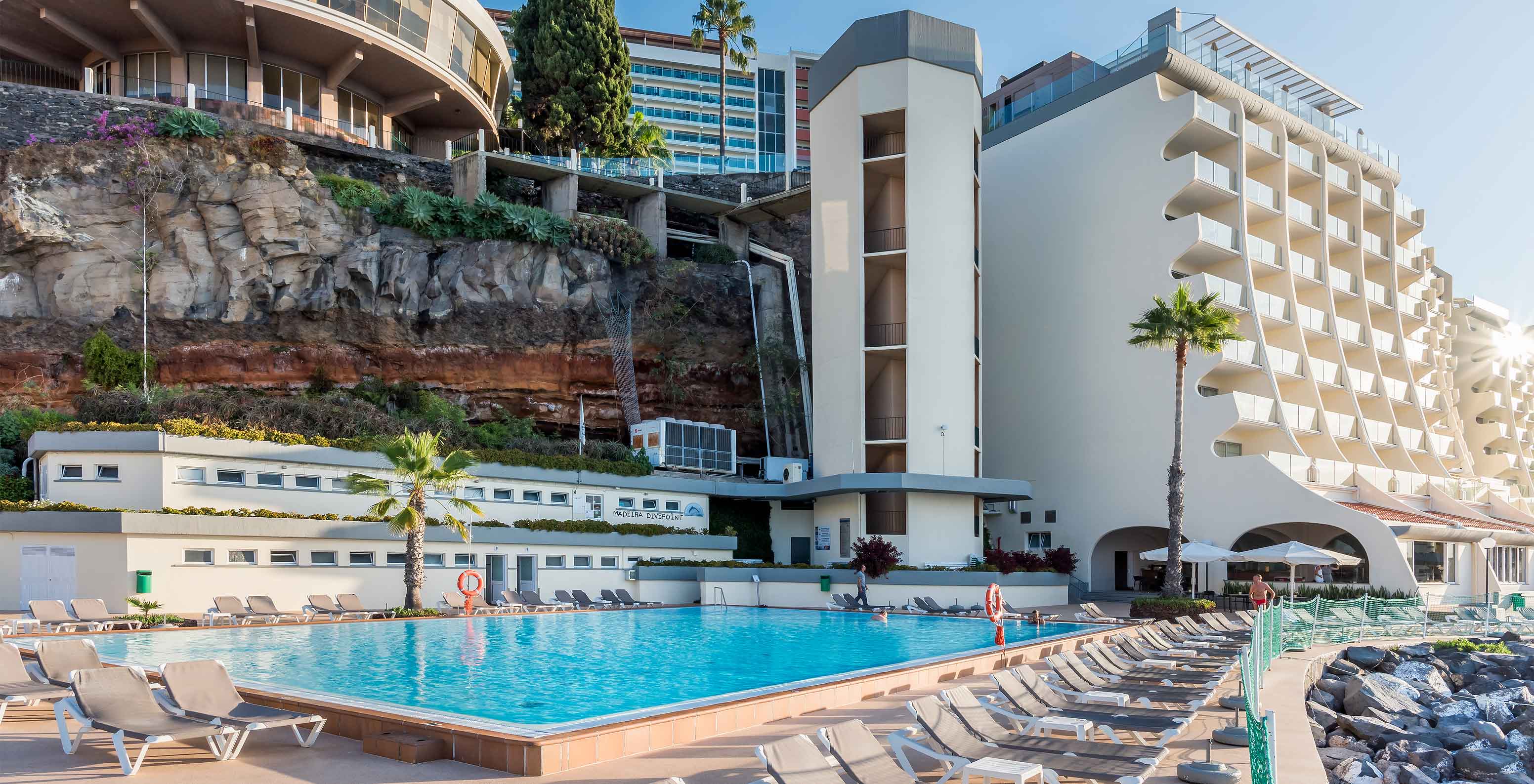 Bâtiments extérieurs du Pestana Madeira Beach Club, un resort premium avec spa et piscine, face à la mer