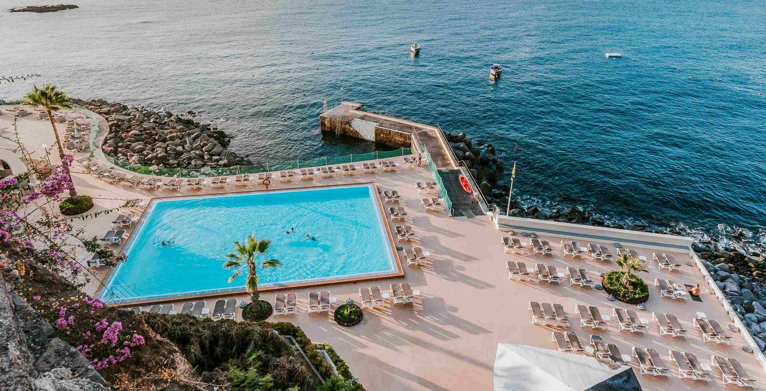 Vue aérienne de la piscine du Pestana Madeira Beach Club, avec vue sur l'océan Atlantique
