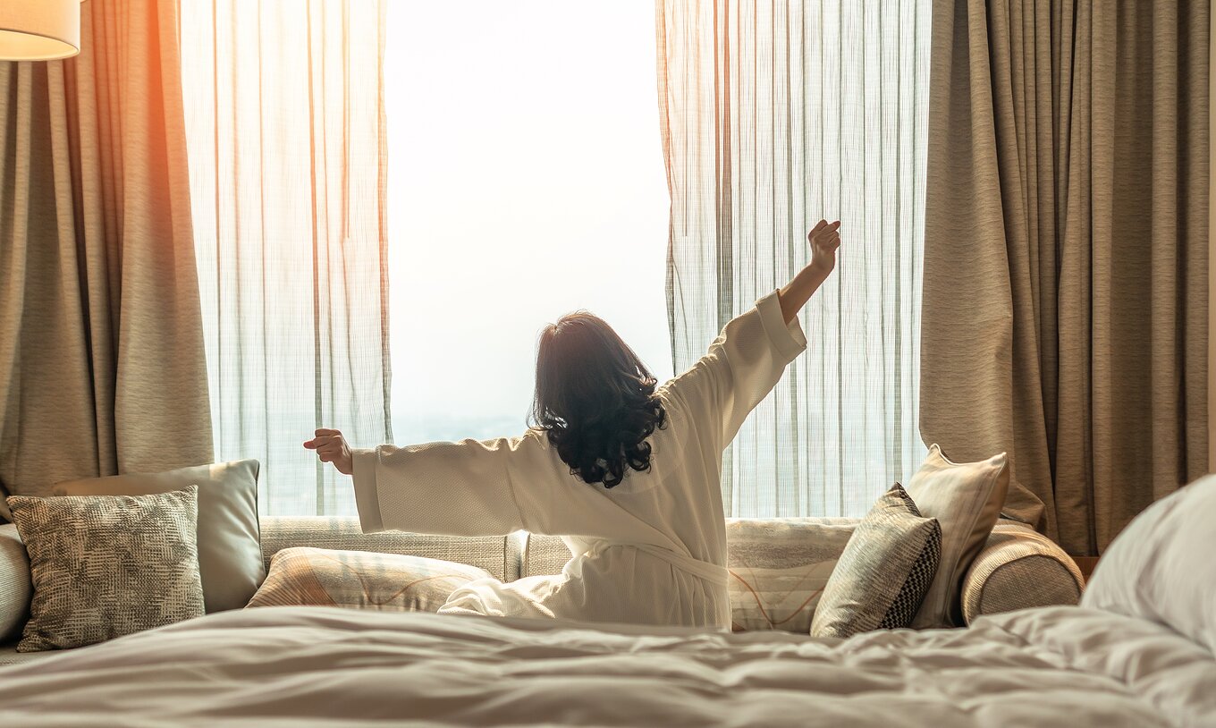 L'appartement T1 du Pestana Madeira Beach Club a une grande fenêtre avec des rideaux beiges, un canapé et un lit