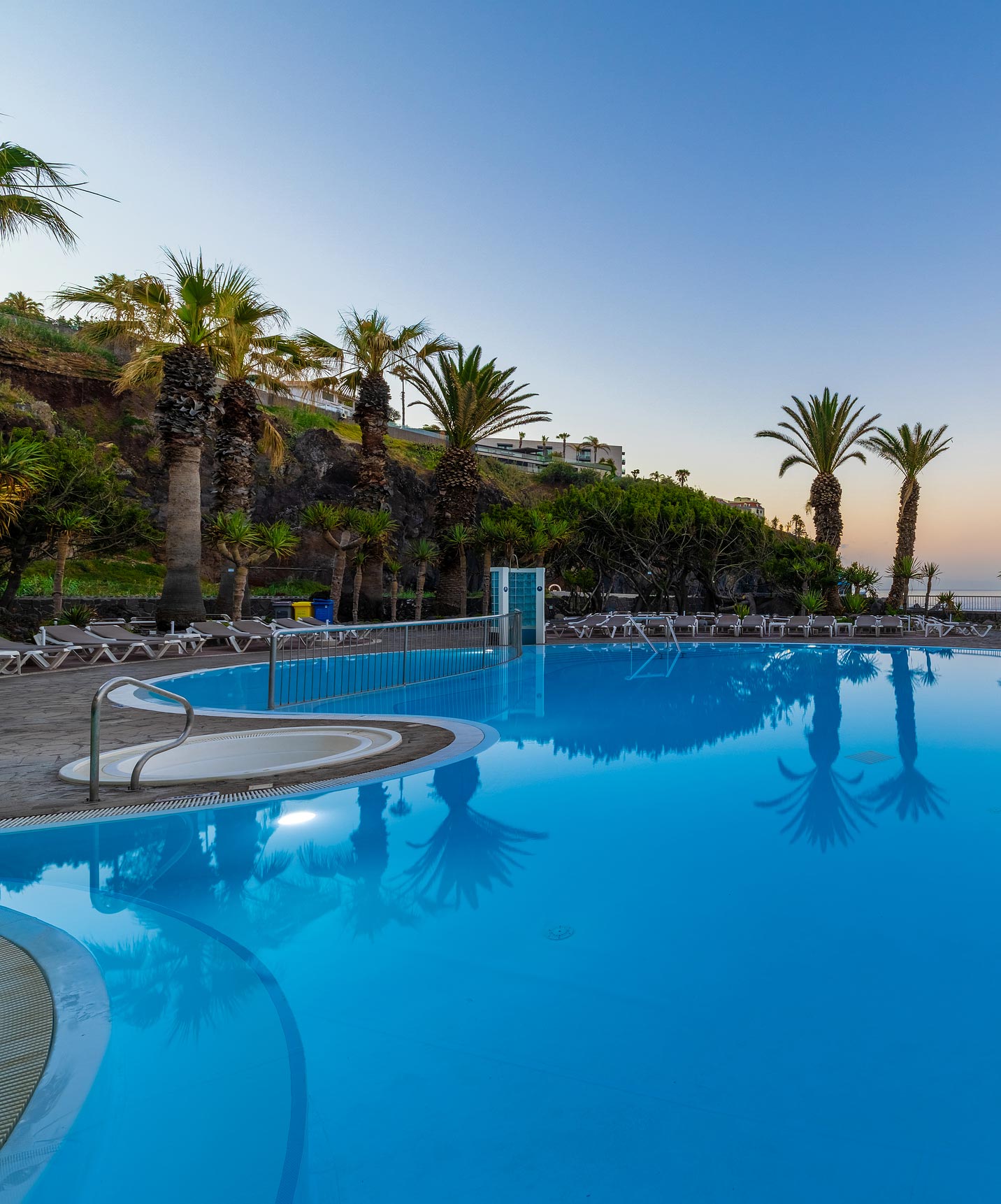 Pestana Ocean Bay All Inclusive, un Hôtel Tout Inclus en bord de mer, avec piscine et plusieurs palmiers