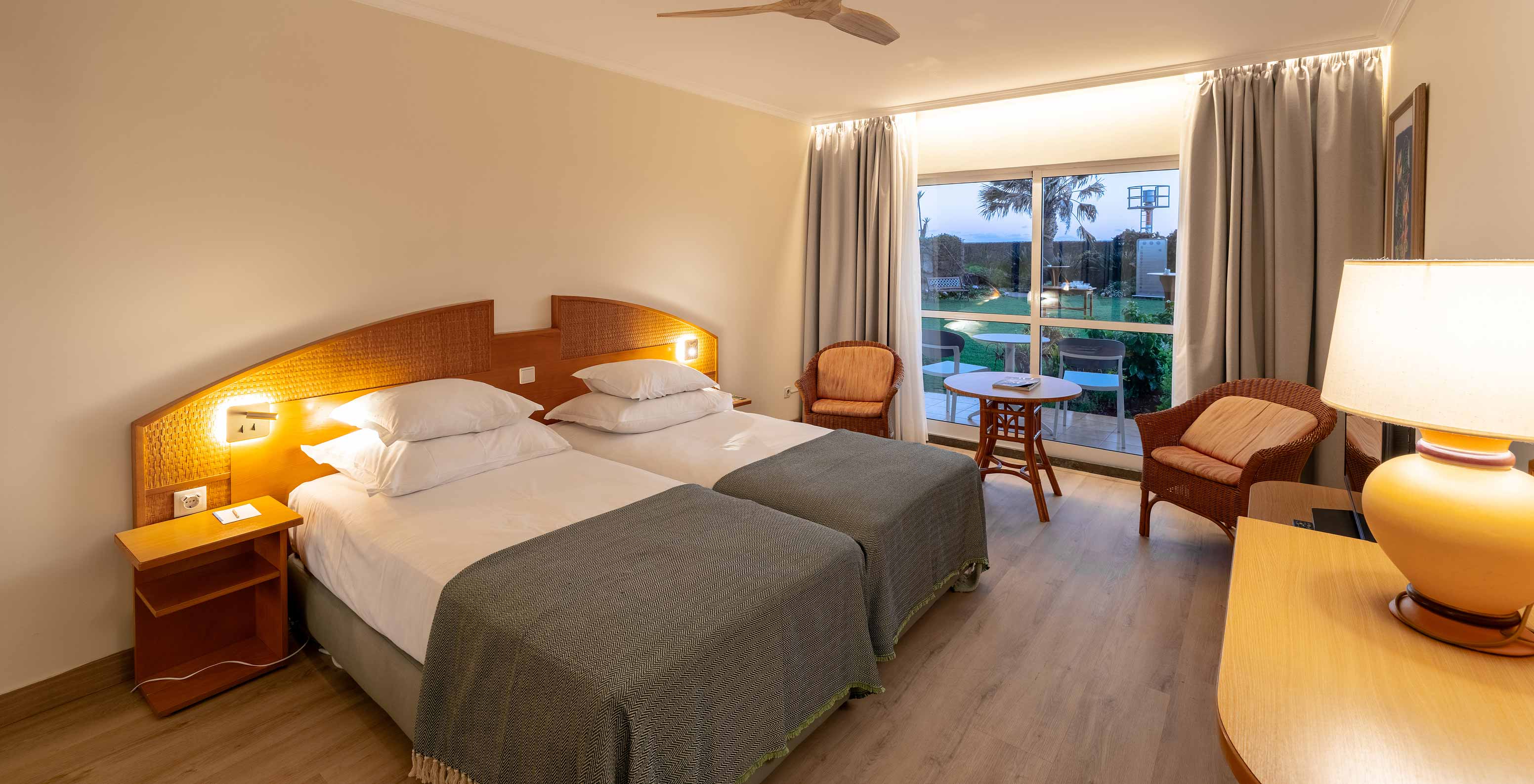 Le Classic Pool View du Pestana Ocean Bay All Inclusive dispose de deux lits simples réunis avec vue sur le jardin