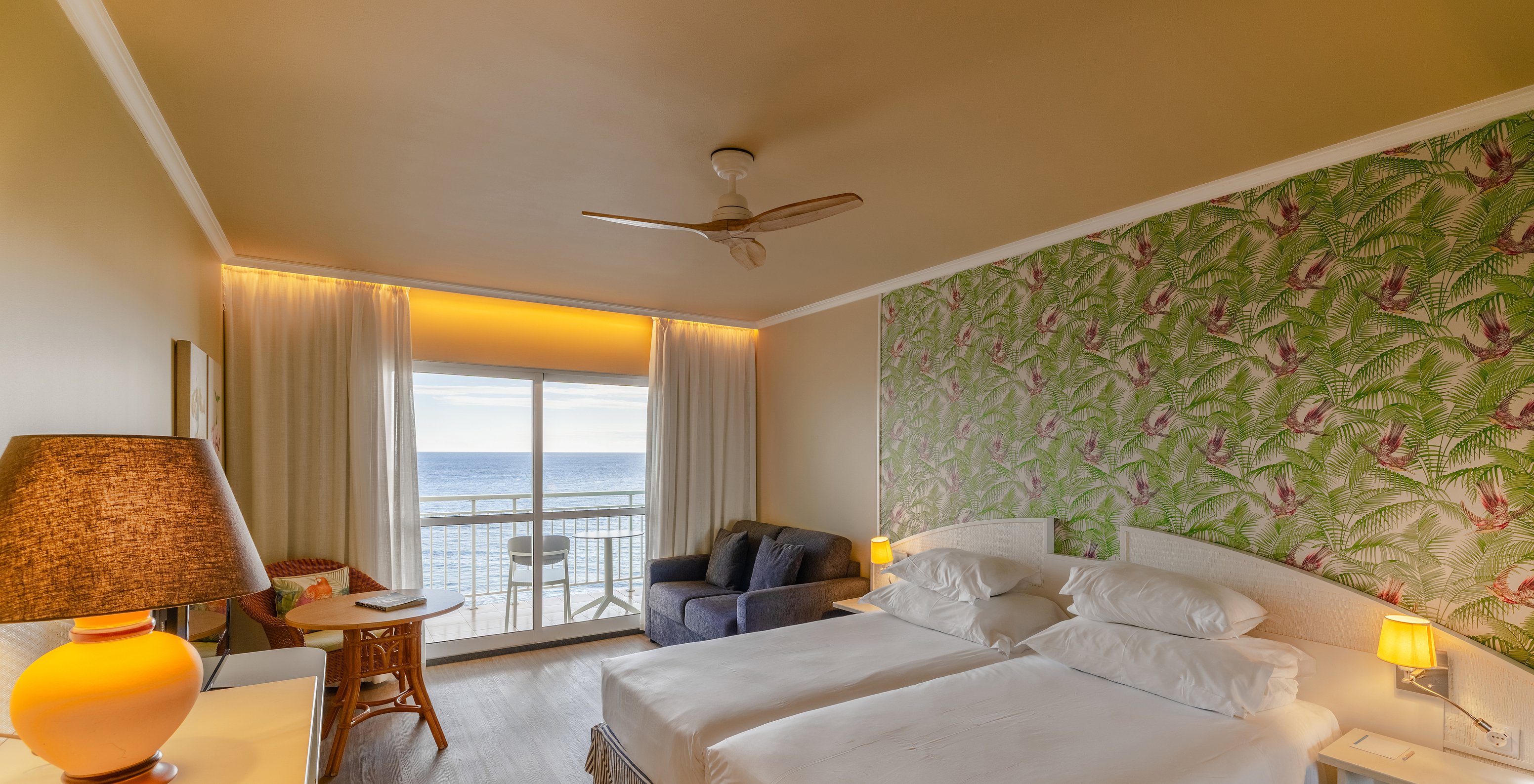 Le Premium Sea View du Pestana Ocean Bay All Inclusive dispose d'un lit double et d'un balcon avec vue sur la mer 