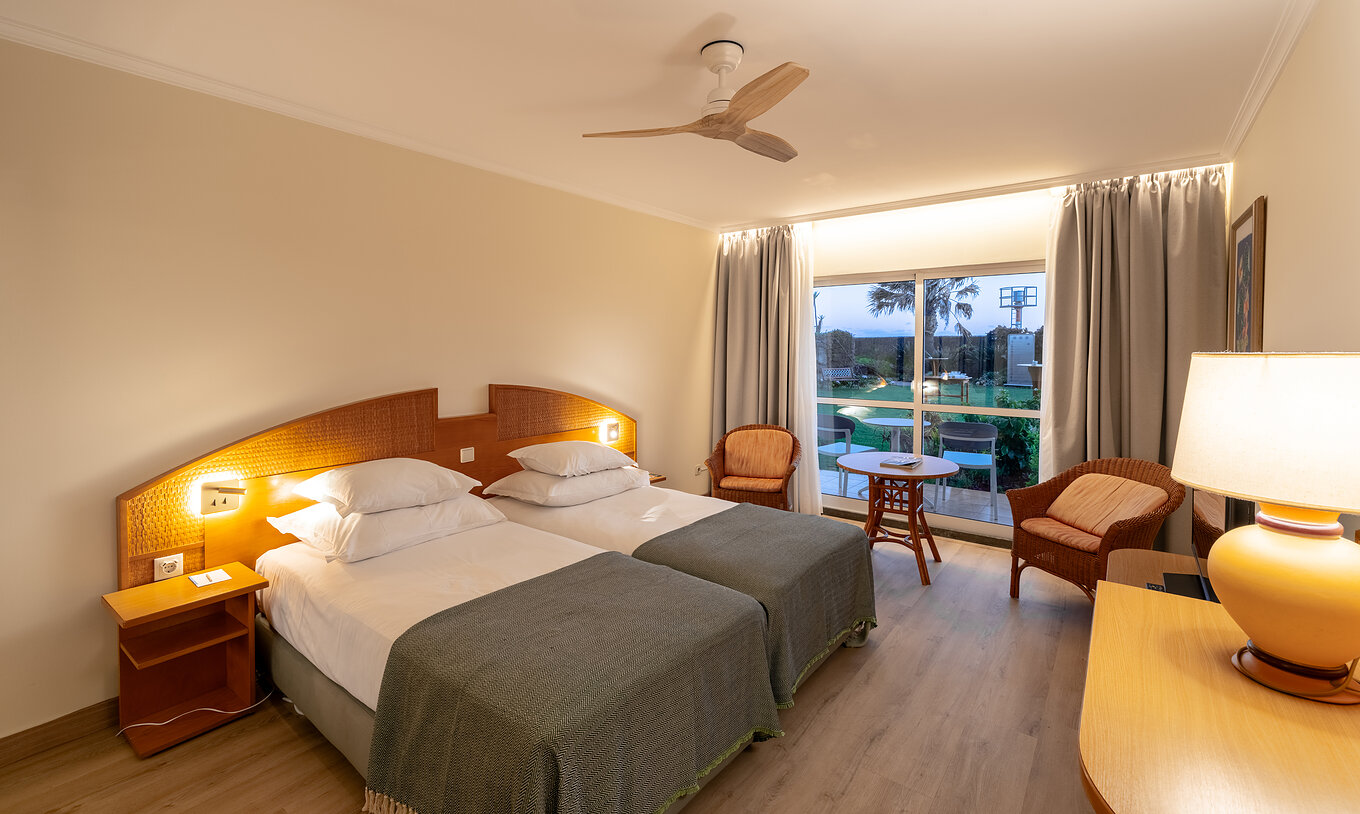 Le Classic Pool View du Pestana Ocean Bay All Inclusive dispose de deux lits simples réunis avec vue sur le jardin