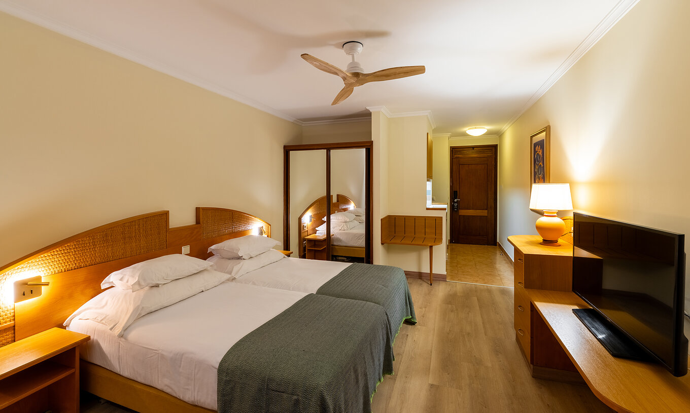 Le Superior Sea View du Pestana Ocean Bay All Inclusive dispose d'un lit double, d'un meuble TV et d'un porte-bagages
