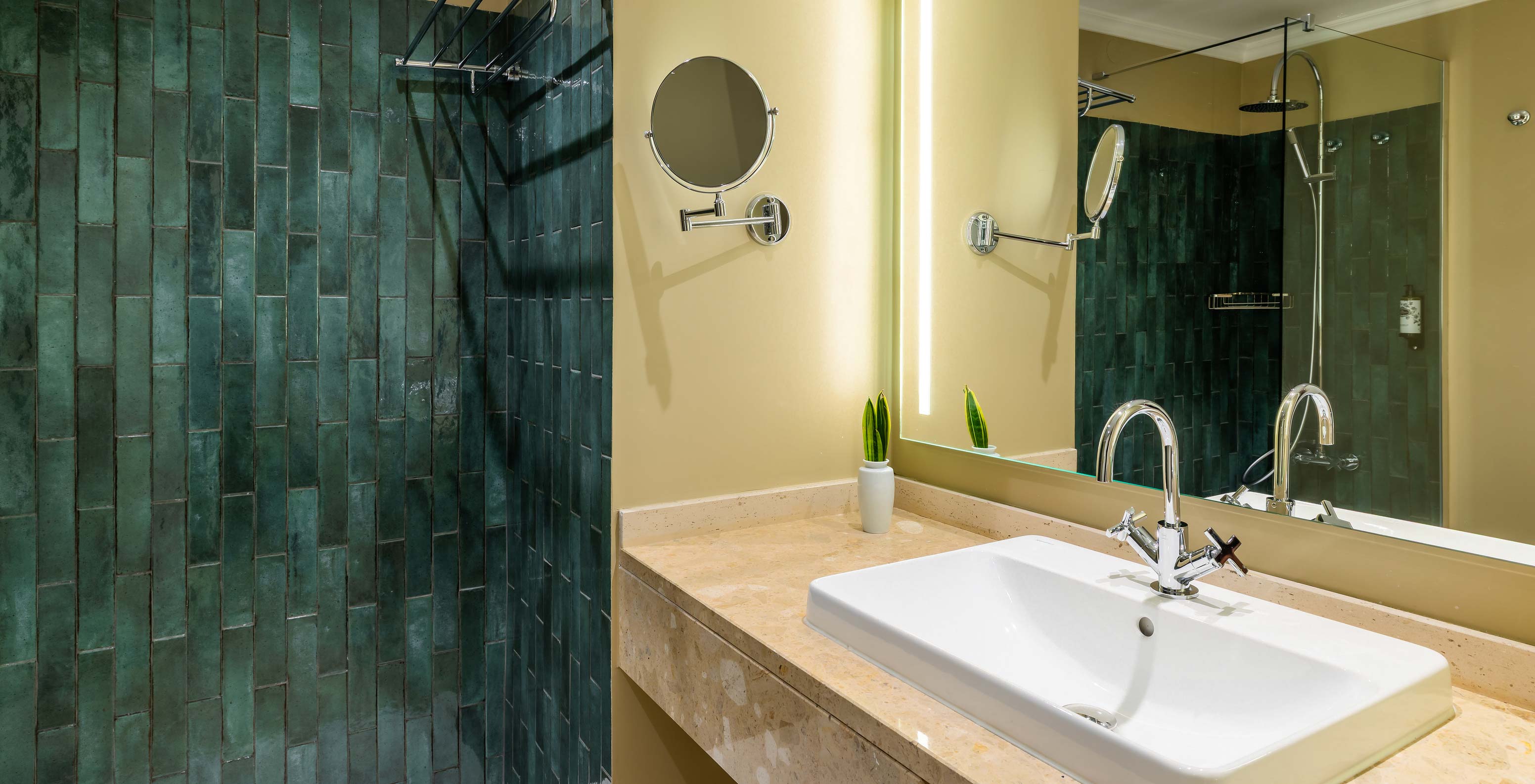 La Junior Suite Vue Mer Partielle du Pestana Quinta Perestrello dispose d’une salle de bain avec lavabo et carrelage