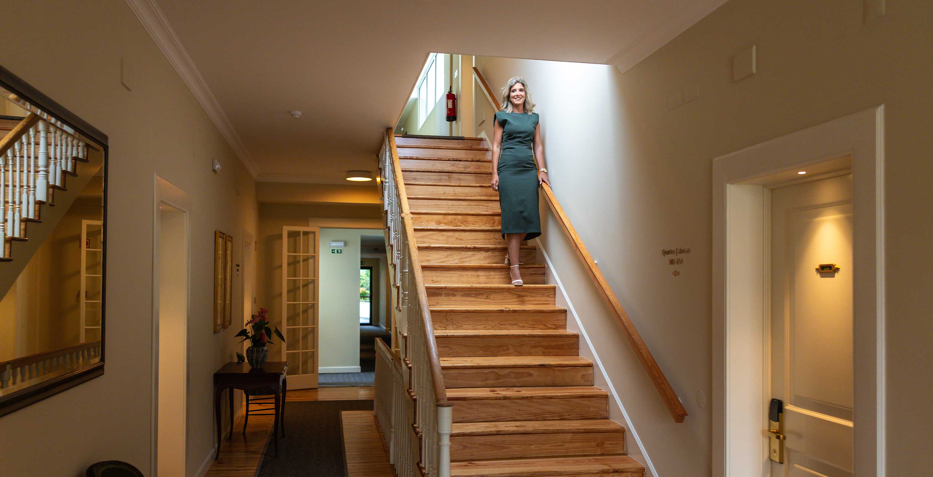 Zone des chambres du Pestana Quinta Perestrello avec escalier menant à l'étage supérieur