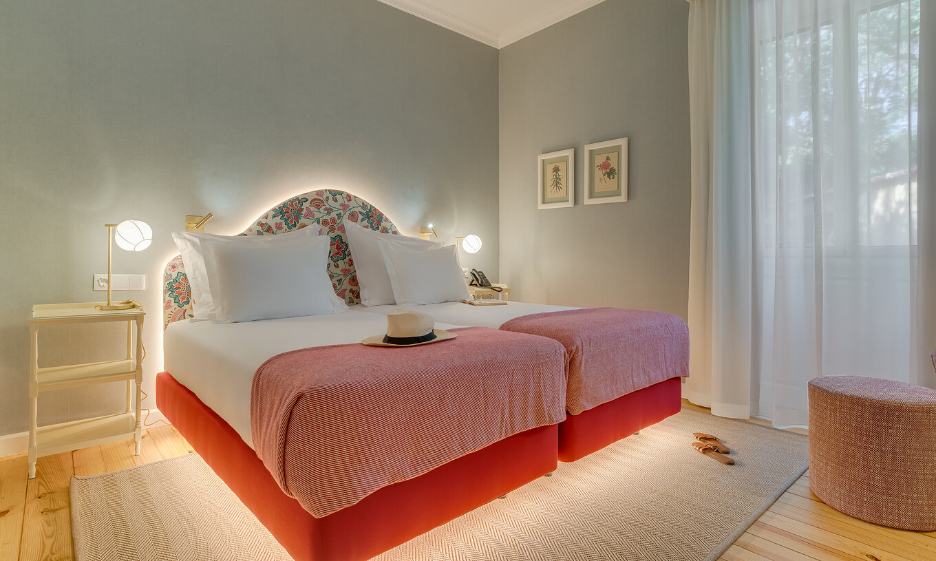 La chambre Classique Vue Intérieure du Pestana Quinta Perestrello a deux lits simples et une table de nuit