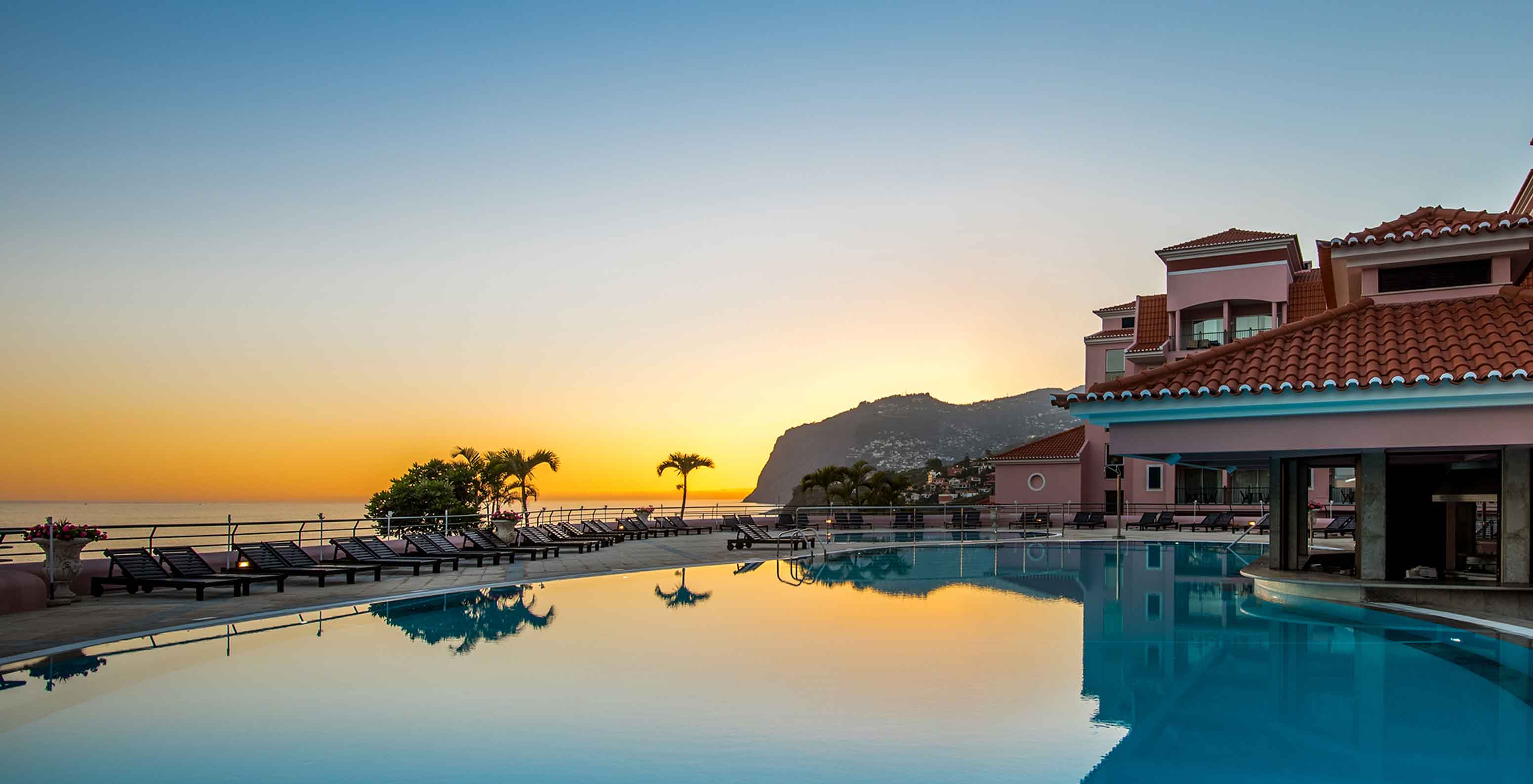 Coucher de soleil à la piscine du Pestana Royal All Inclusive, un hôtel en bord de mer avec tout compris