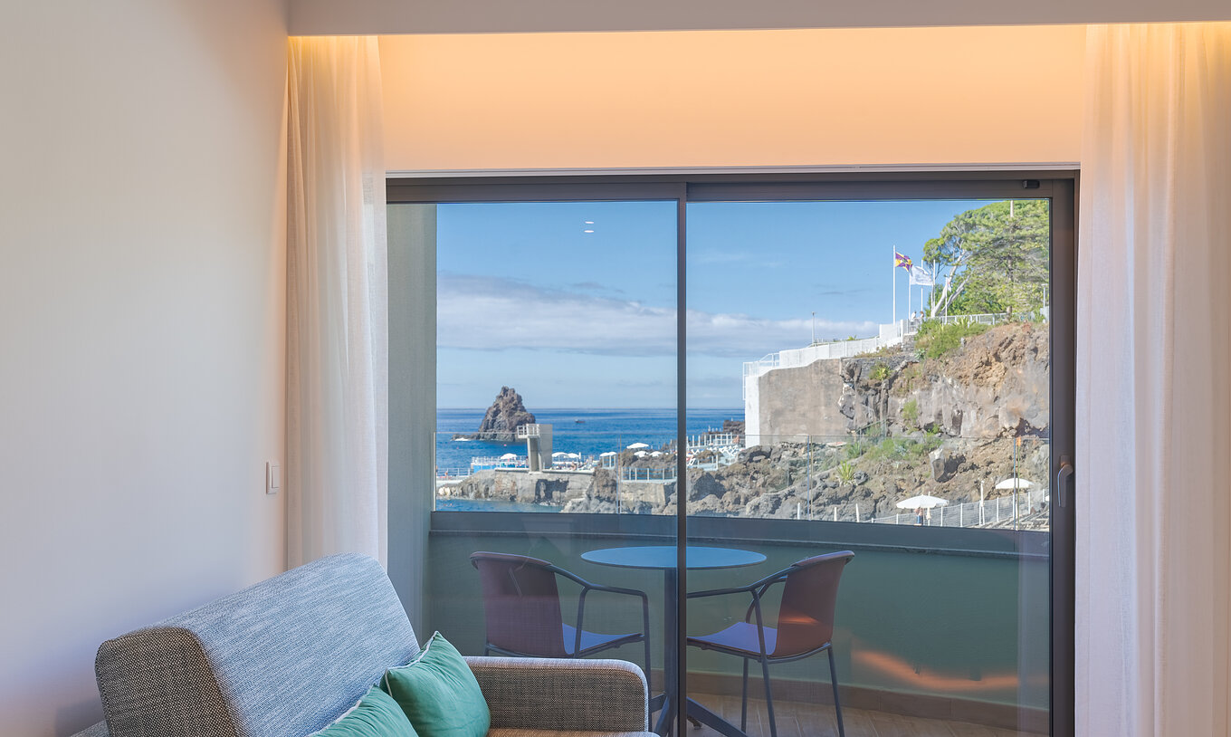 Le Classique Vue Mer Latérale du Pestana Vila Lido Madeira a un canapé à côté du balcon avec vue latérale sur la mer