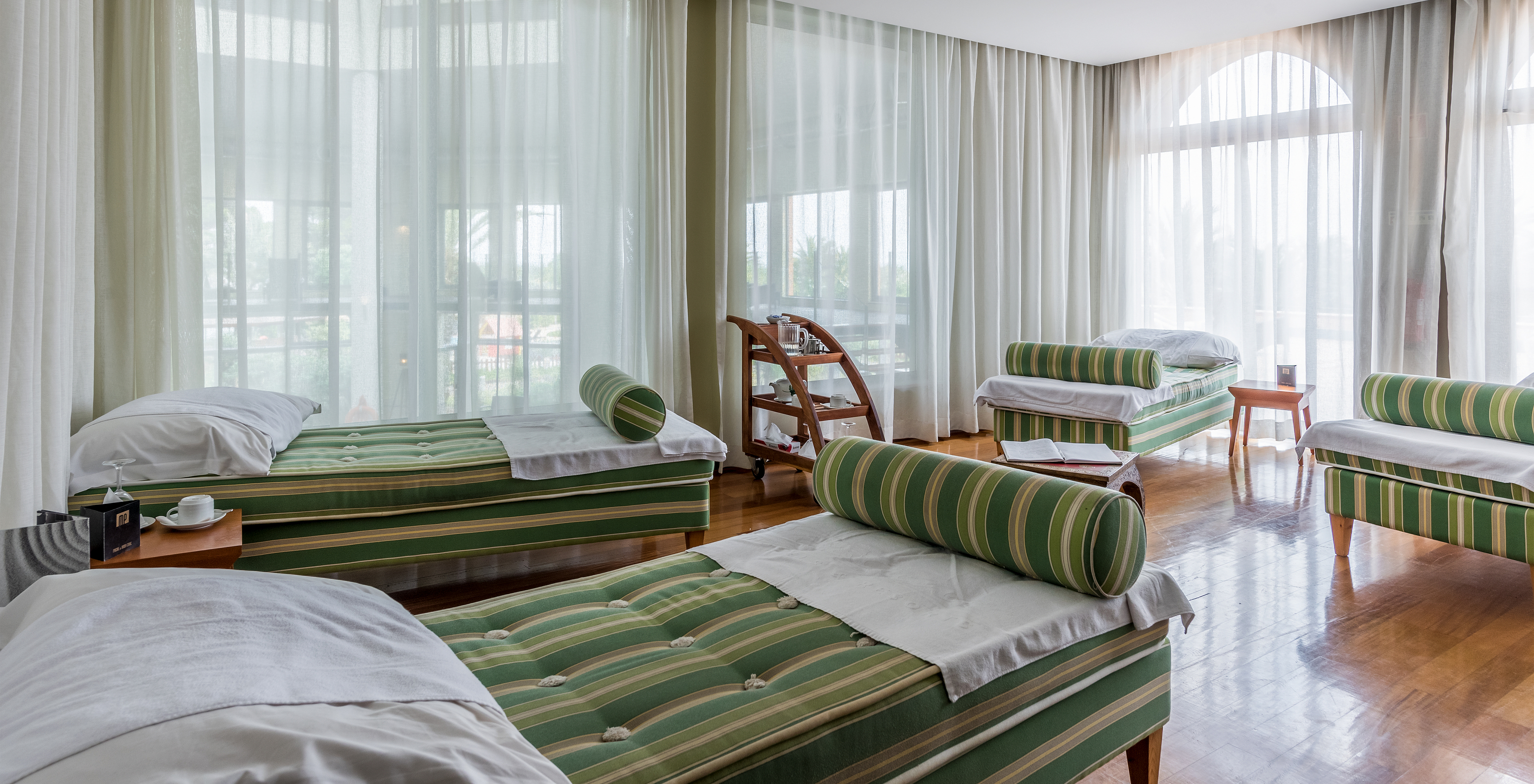 Spa de l'Hôtel Tout Inclus et Spa au Porto Santo salle avec fenêtres et tables de massage rembourrées pour les clients