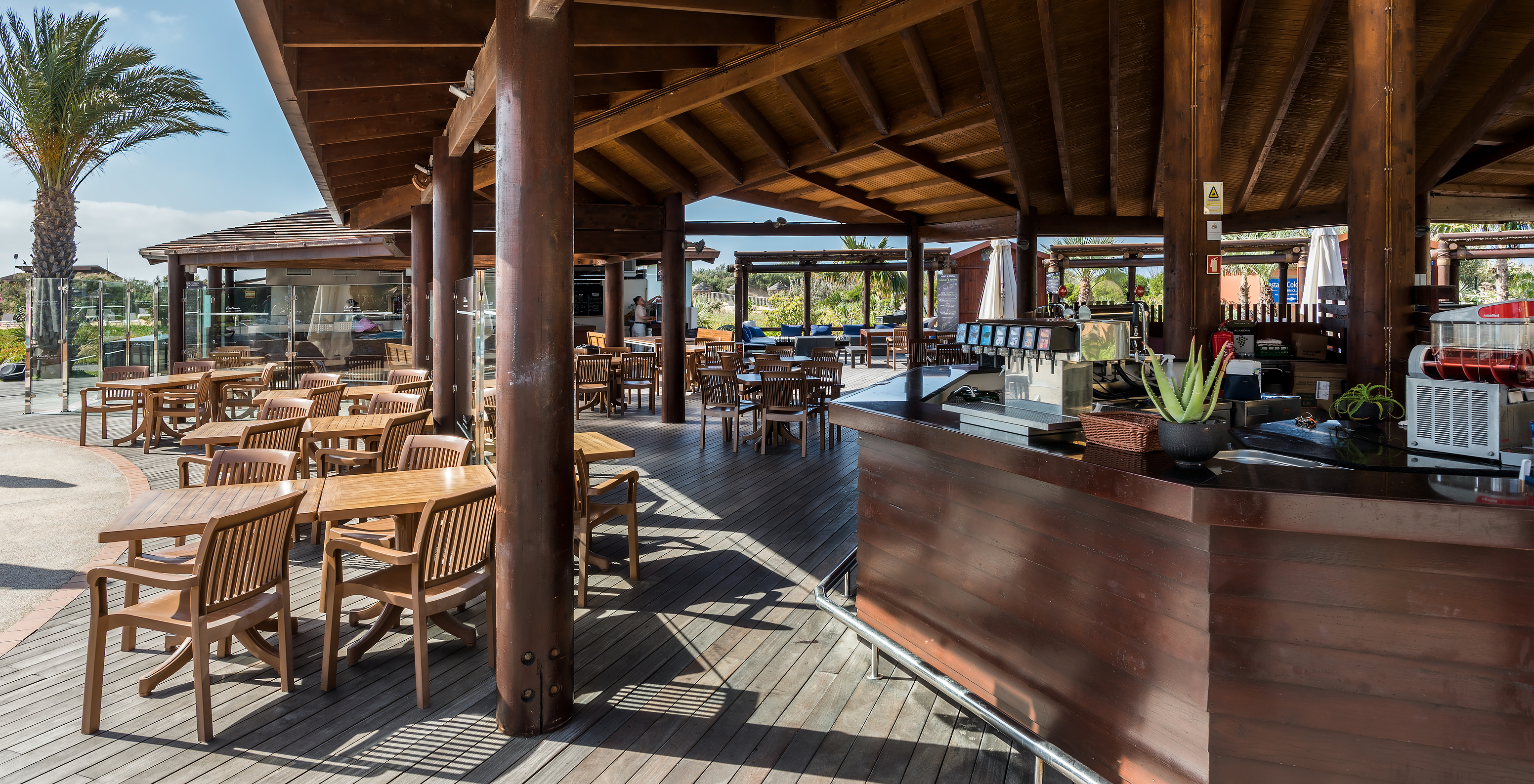 Le bar Dunas, au Resort 5 étoiles à Porto Santo, sert des snacks et des boissons en plein air près de la piscine