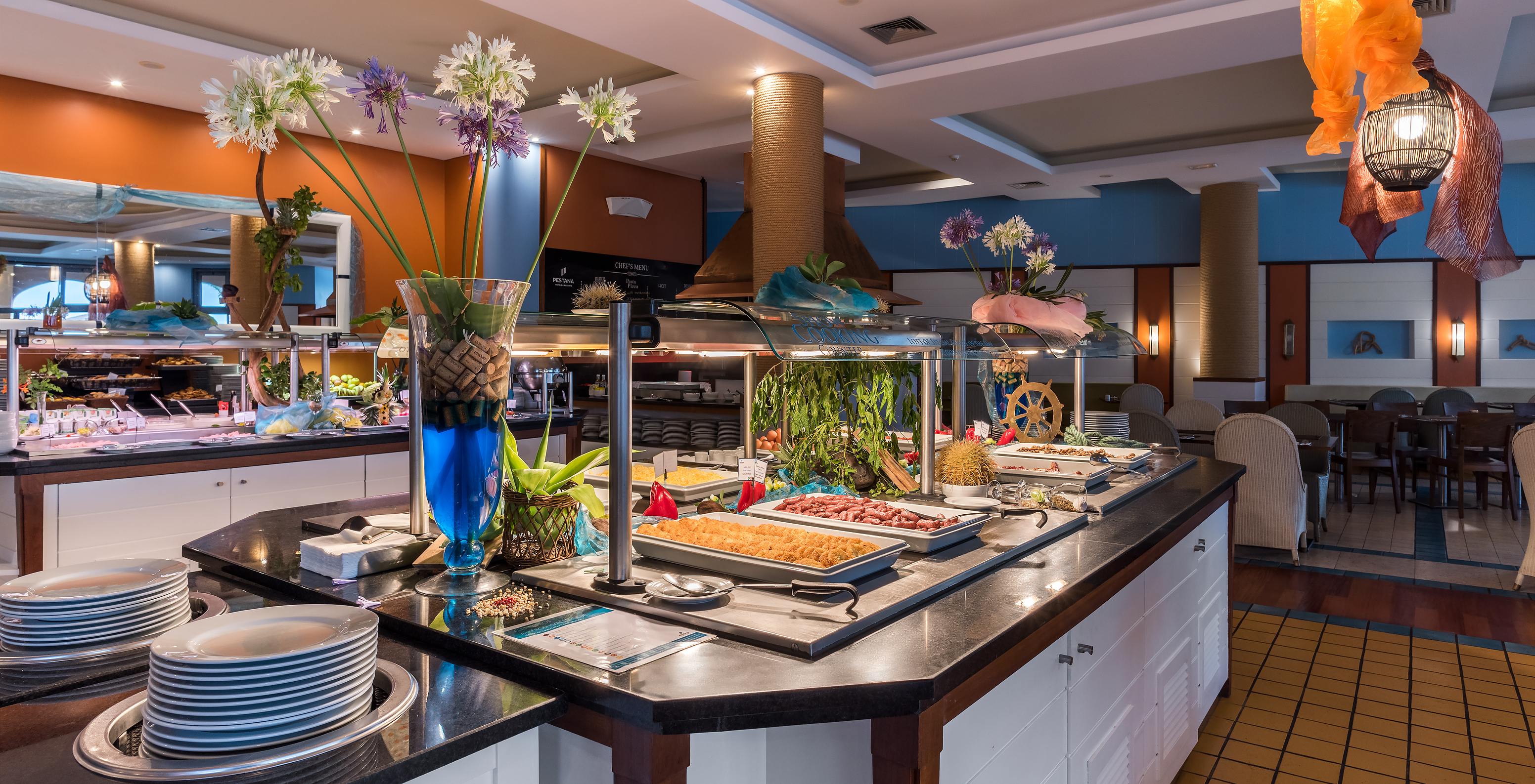 Le restaurant Marés, au Resort 5 étoiles à Porto Santo, a un buffet avec plusieurs choix, comme yaourts, fruits et pains