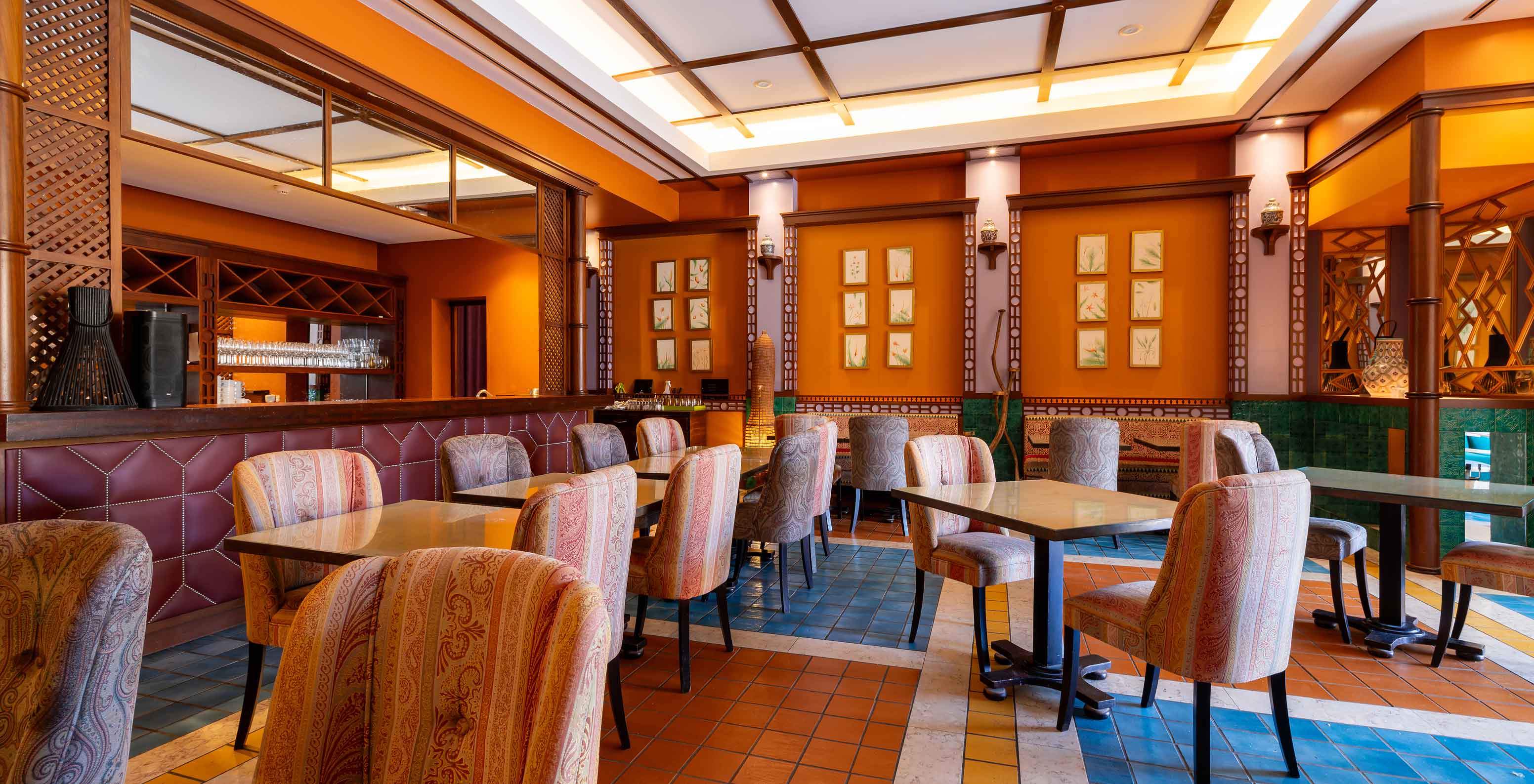 Le restaurant Arab Magrebe du Resort 5 étoiles à Porto Santo propose des tons chauds et des tables carrées