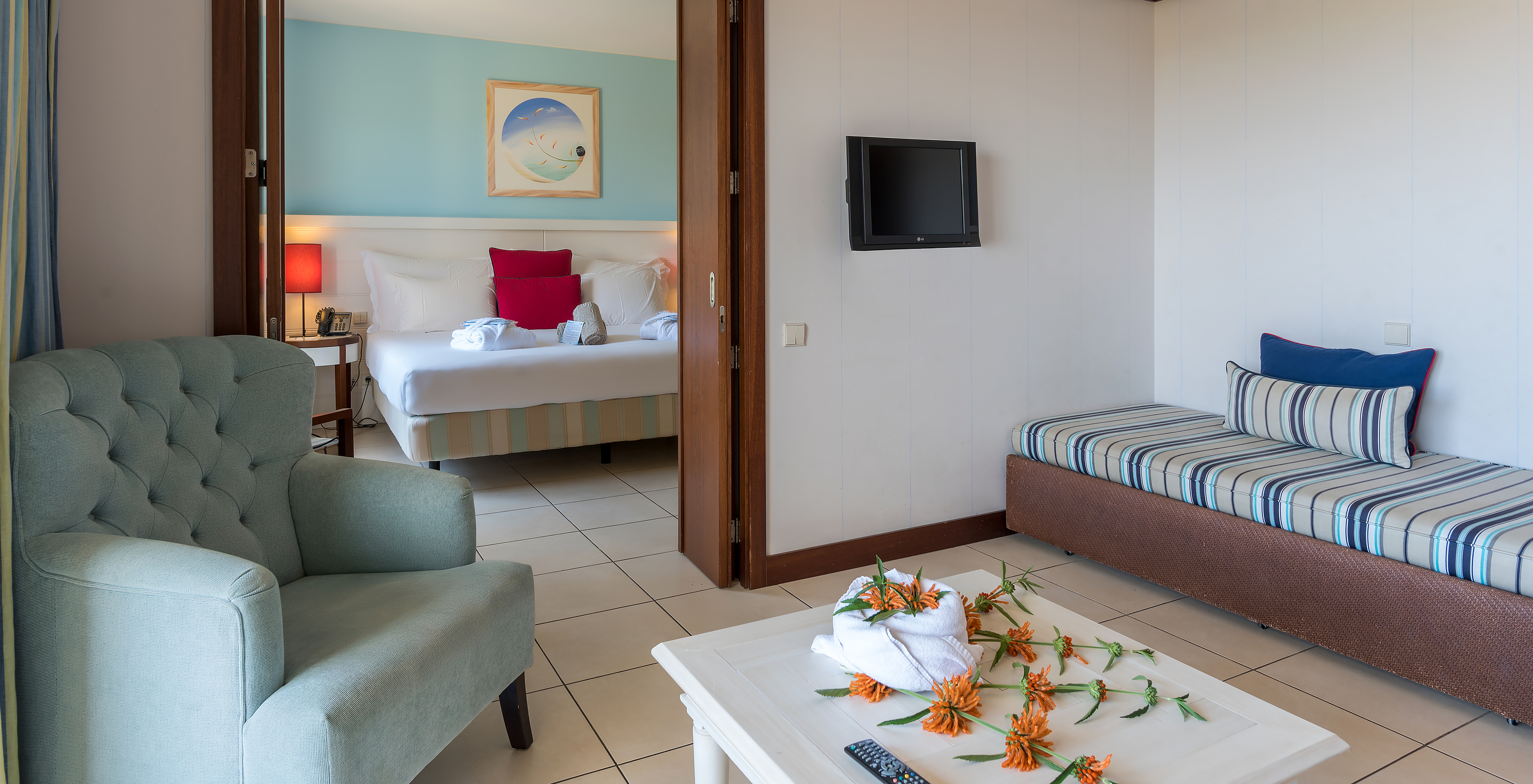 La Suite Appartement T1 du Pestana Porto Santo All Inclusive a une chambre avec lit double et un salon avec canapé
