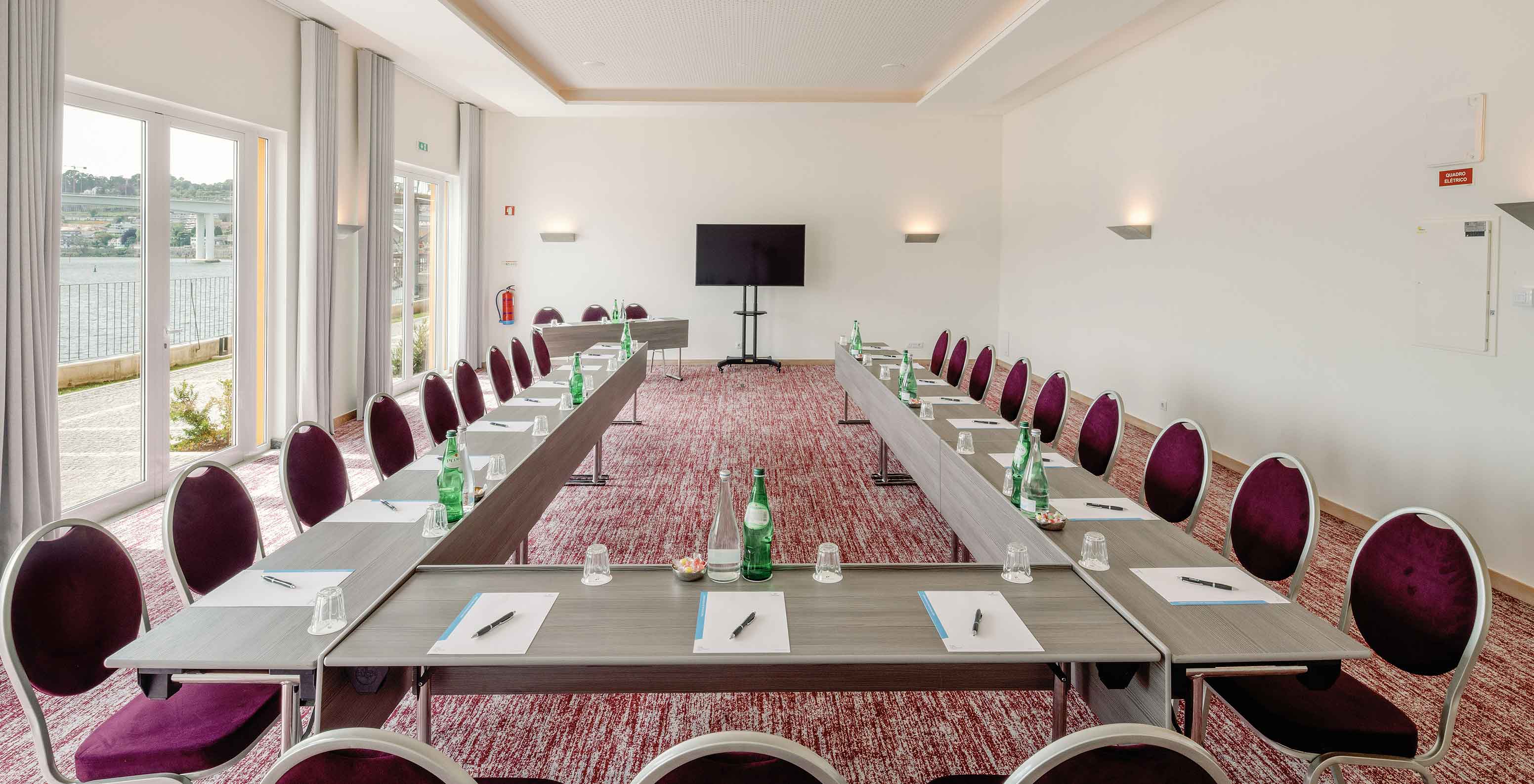 Salle Douro IV avec tables en U à l’hôtel Pestana Douro Riverside avec piscine face au Douro