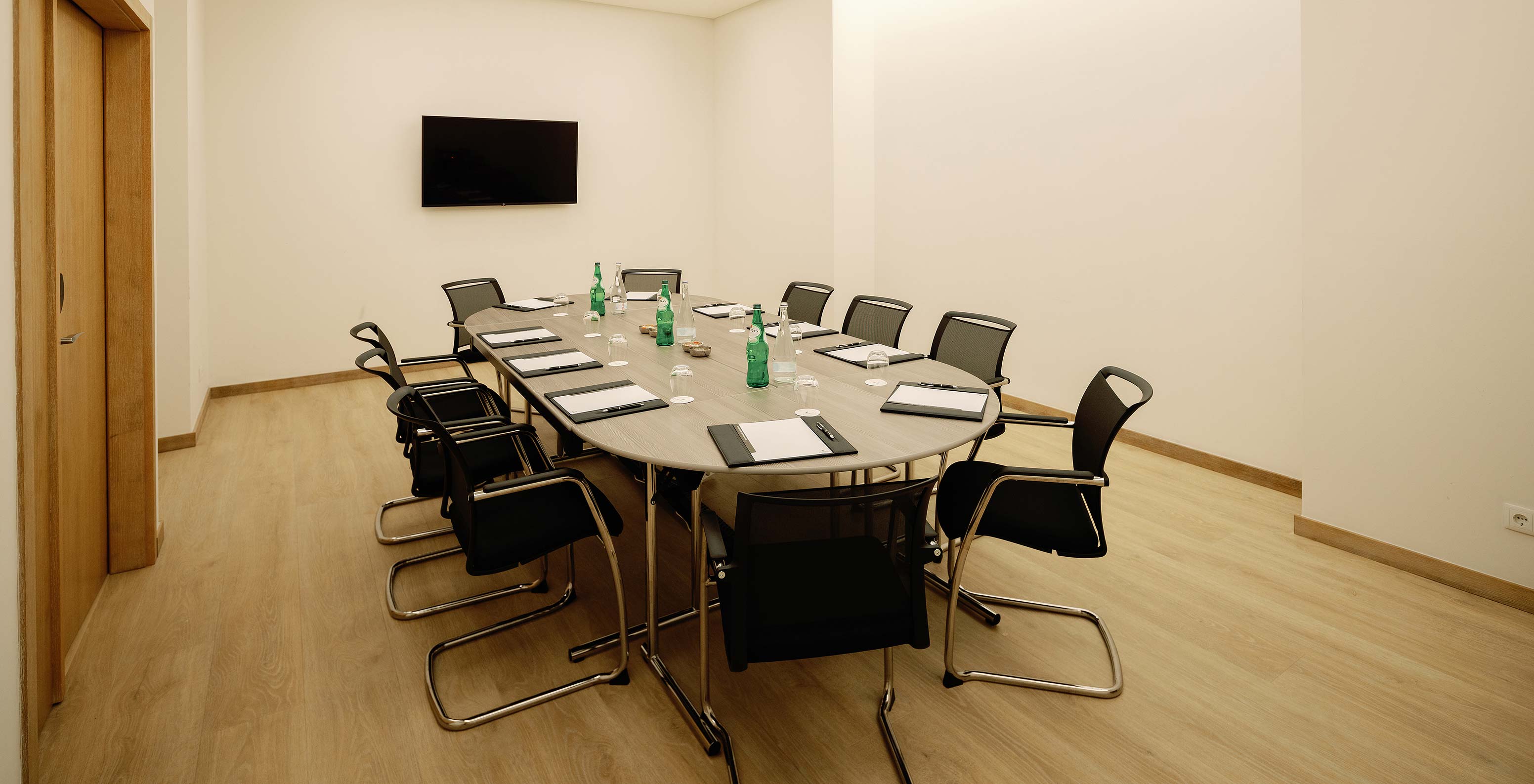 Salle Douro VIII avec chaises table et écran à l’hôtel Pestana Douro Riverside avec piscine face au Douro