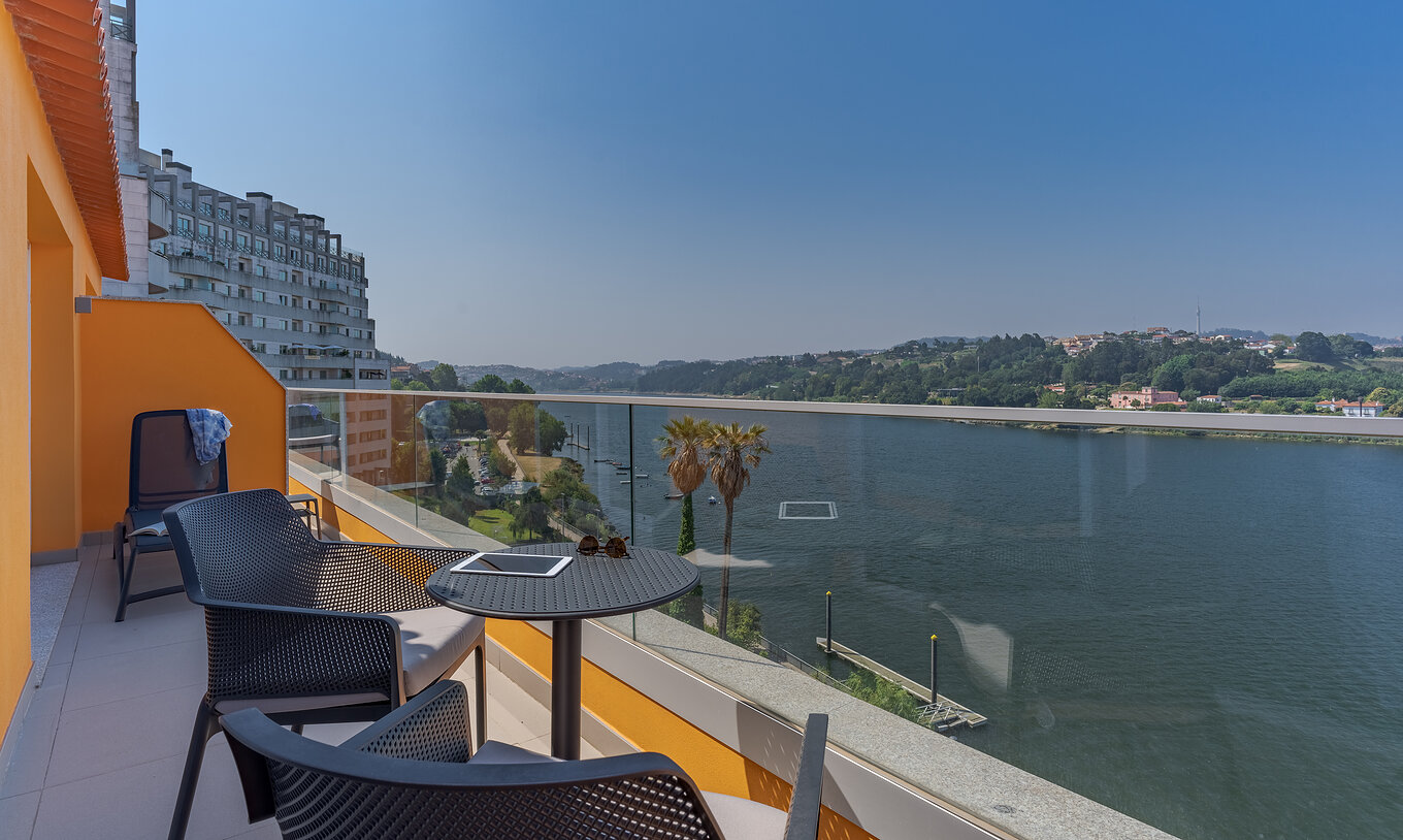 La Suite du Pestana Douro Riverside a un balcon avec vue sur le Rio Douro, avec table, chaises et chaises longues