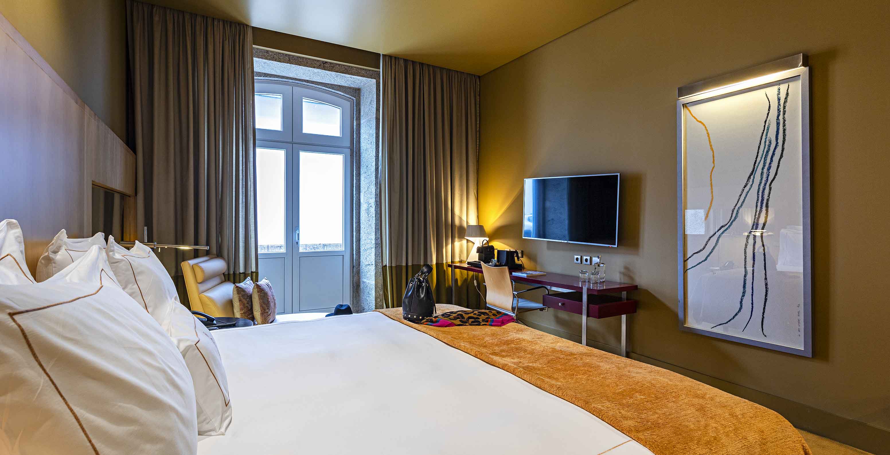 La chambre Classique du Pestana Palácio do Freixo comprend une télévision en face du lit double et une fenêtre