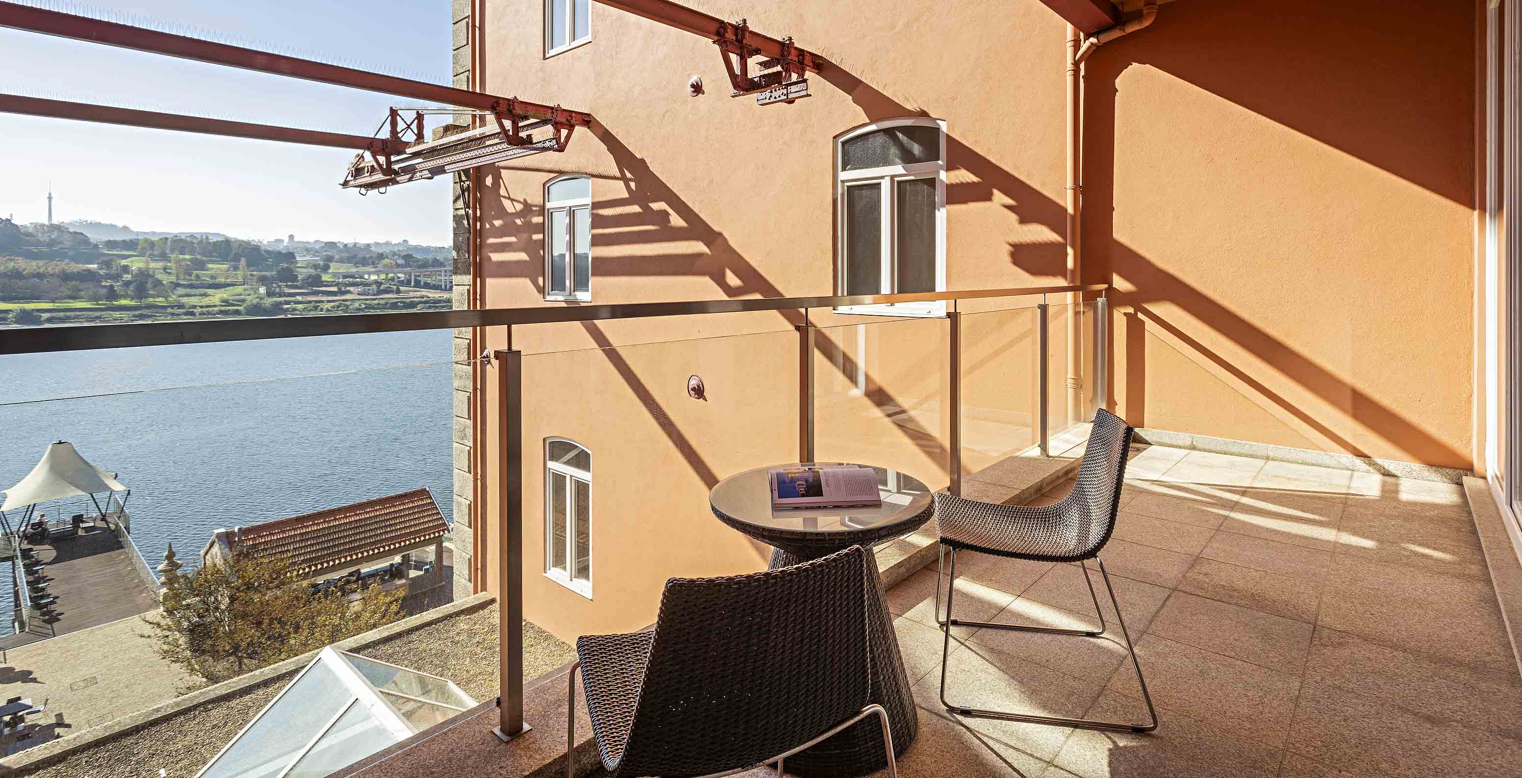 La Suite Balcony comprend un balcon avec table, deux chaises et vue sur Le fleuve Douro