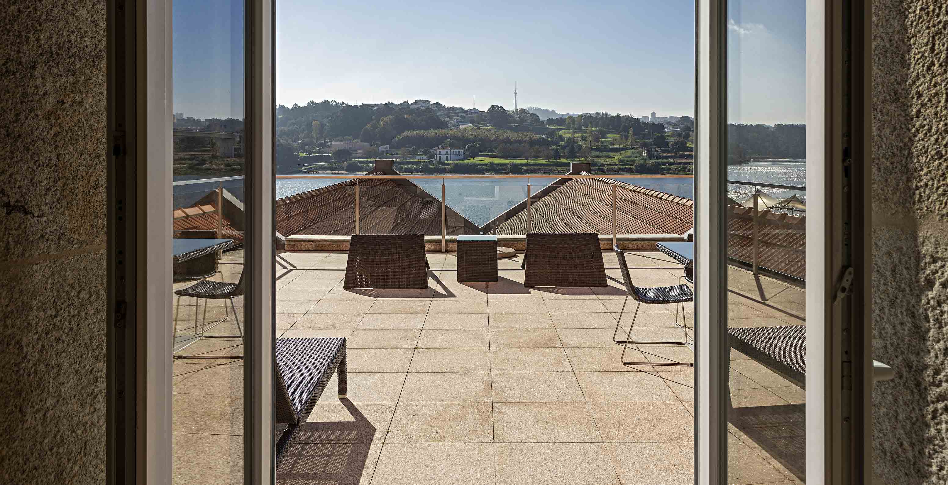 La Suite Nasoni comprend un Grand balcon avec deux tables, chaises et transat