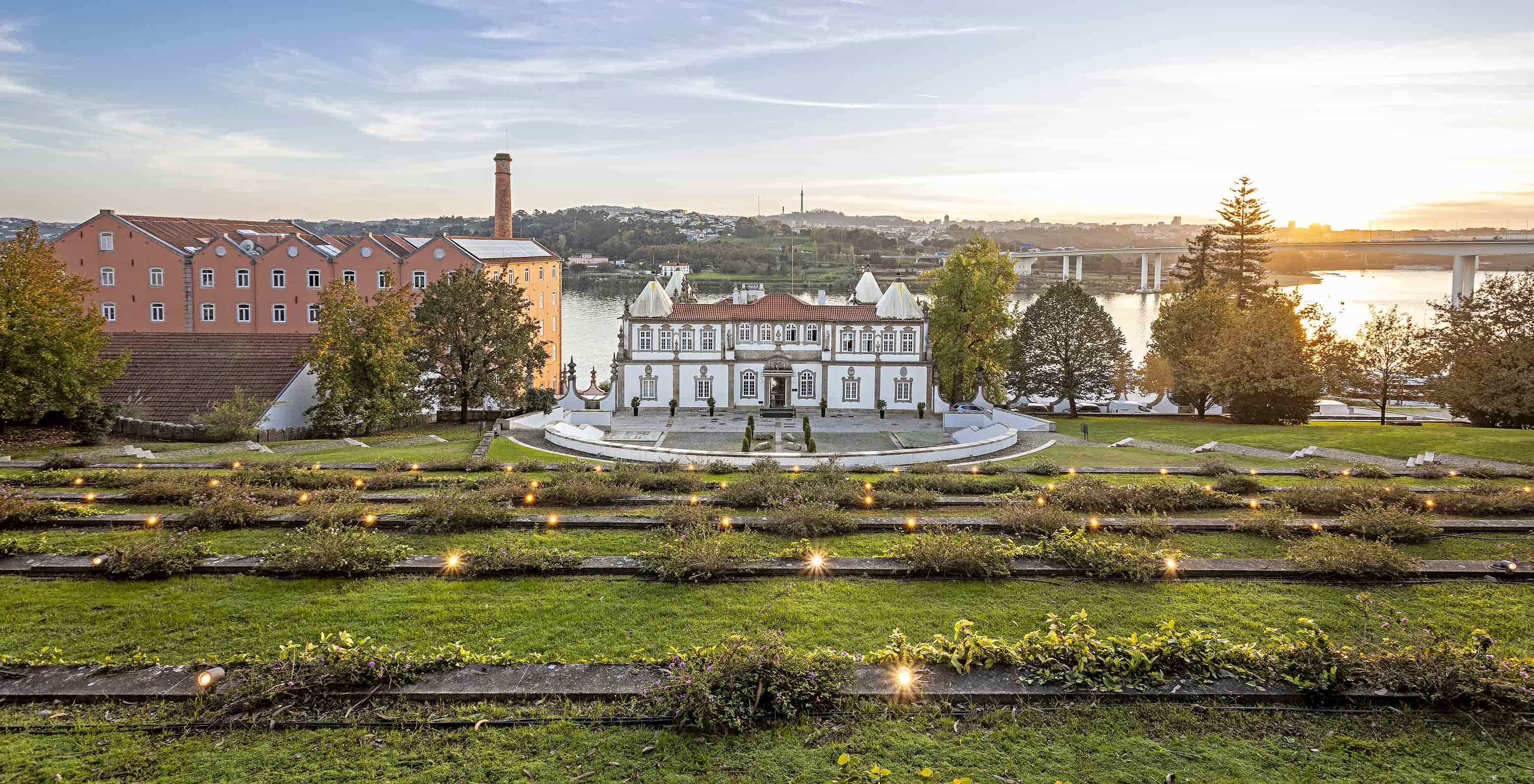 Vue panoramique sur le Pestana Palácio do Freixo, avec des jardins à l’avant et le Douro à l’arrière