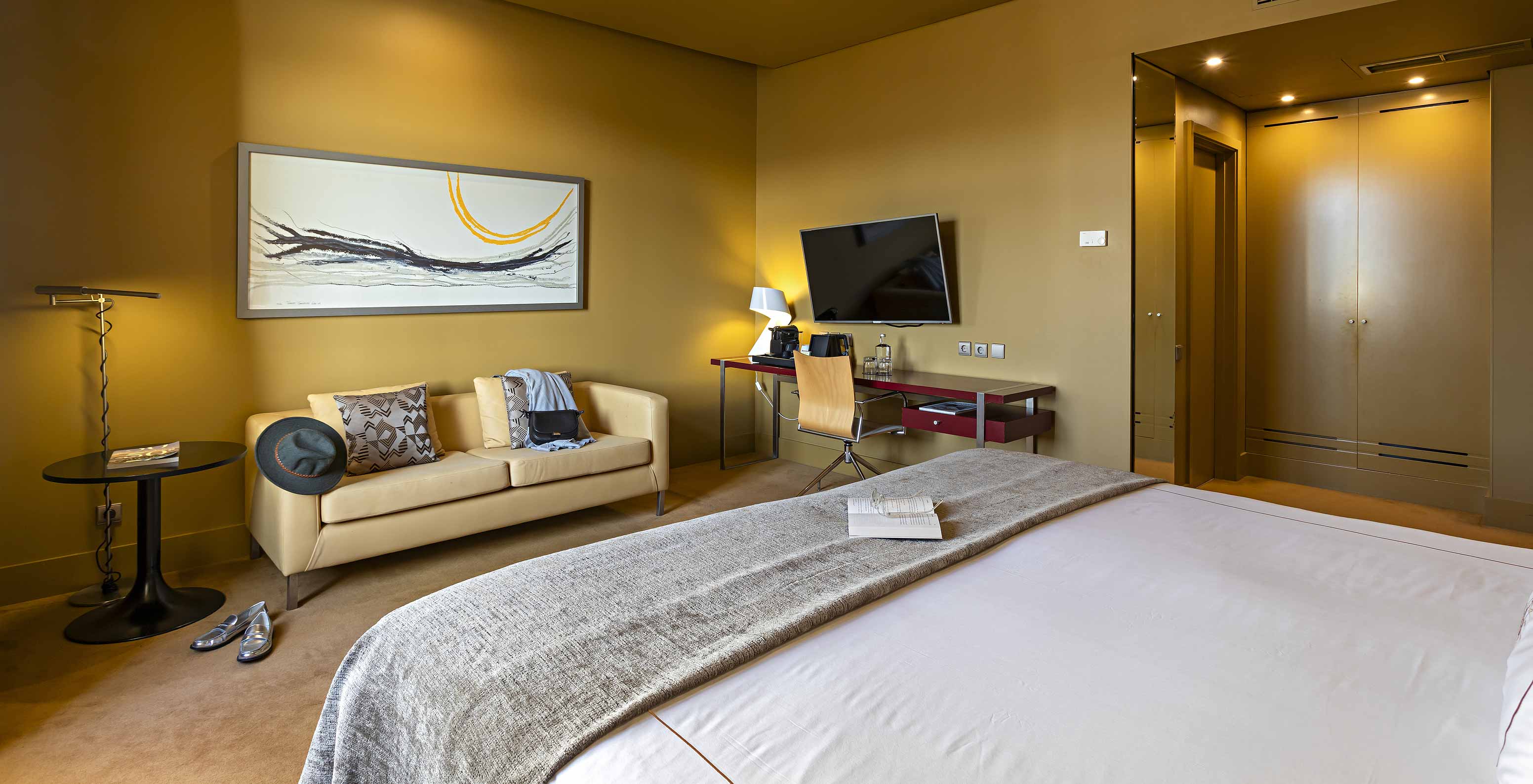 L'Executive comprend un lit double, un canapé, une télévision et un bureau