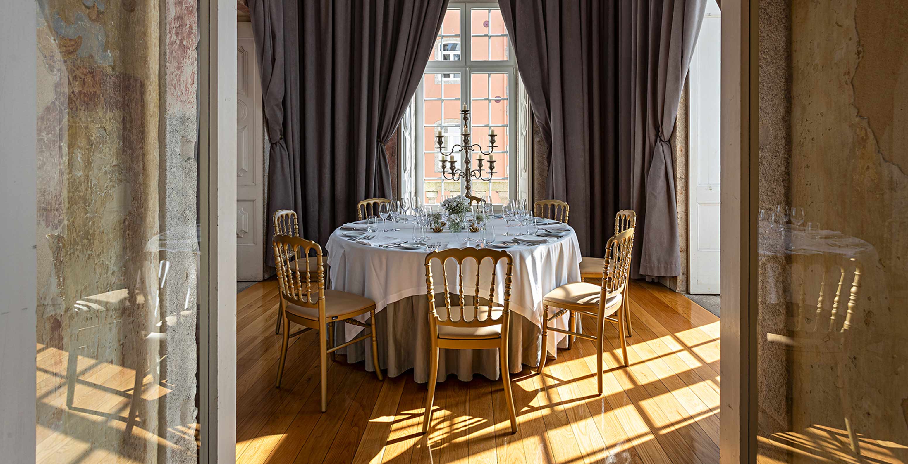Salle de dégustation décorée pour un mariage au Pestana Palácio do Freixo Hôtel Historique au bord du Douro