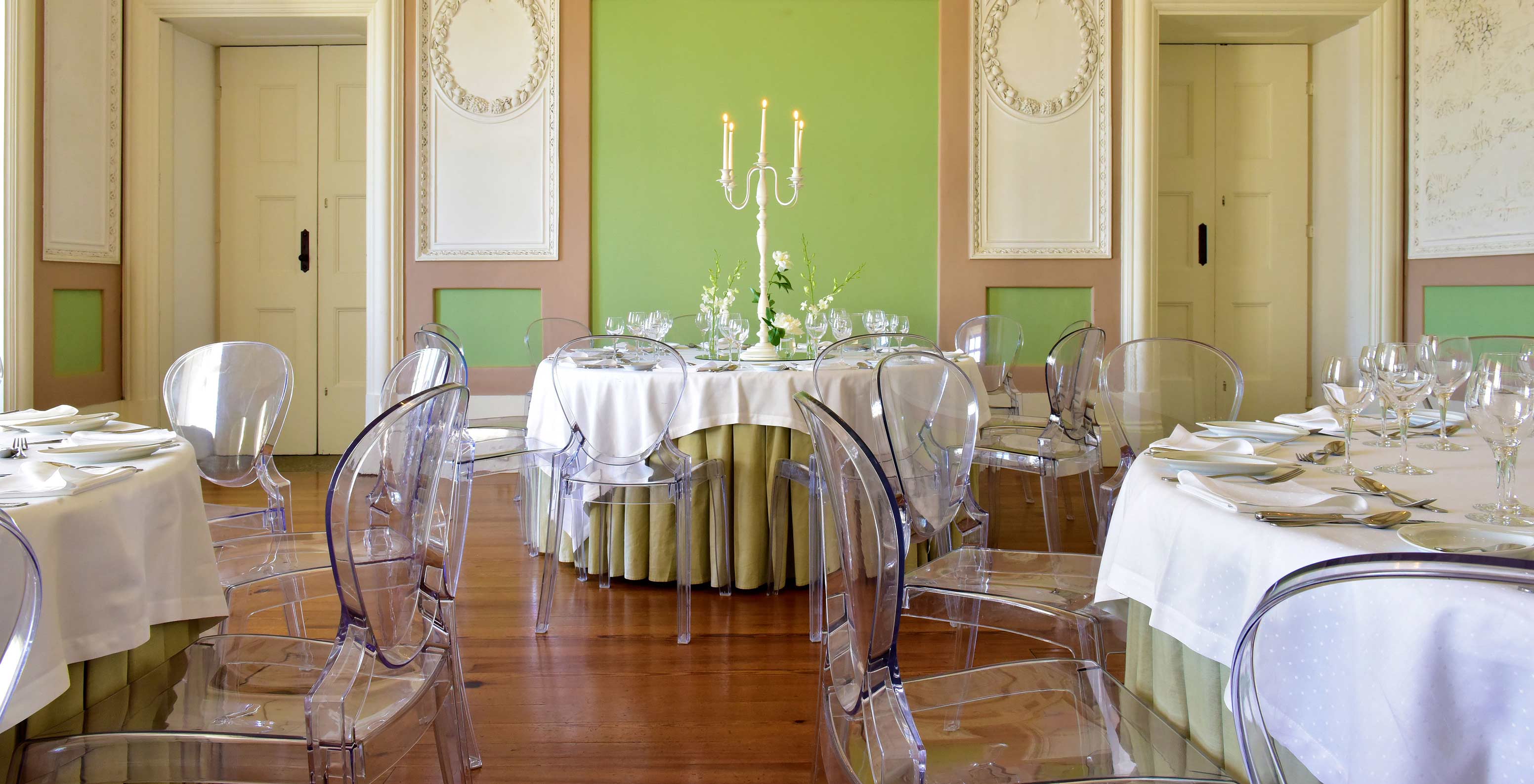 Salle d’événements Visconde Velado décorée pour un mariage au Pestana Palácio do Freixo Hôtel Historique au bord du Douro