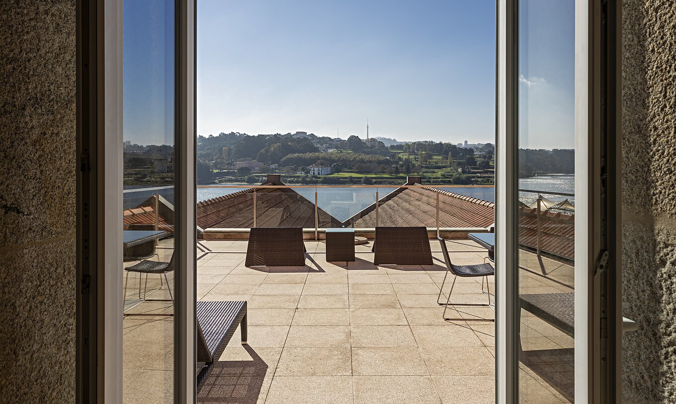 La Suite Nasoni comprend un Grand balcon avec deux tables, chaises et transat