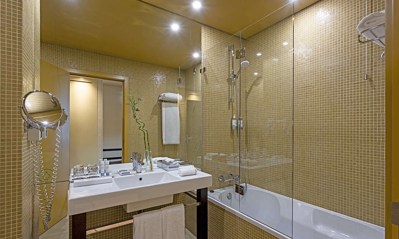 La chambre Supérieure du Pestana Palácio do Freixo a une salle de bain avec des carreaux jaunes, lavabo et baignoire