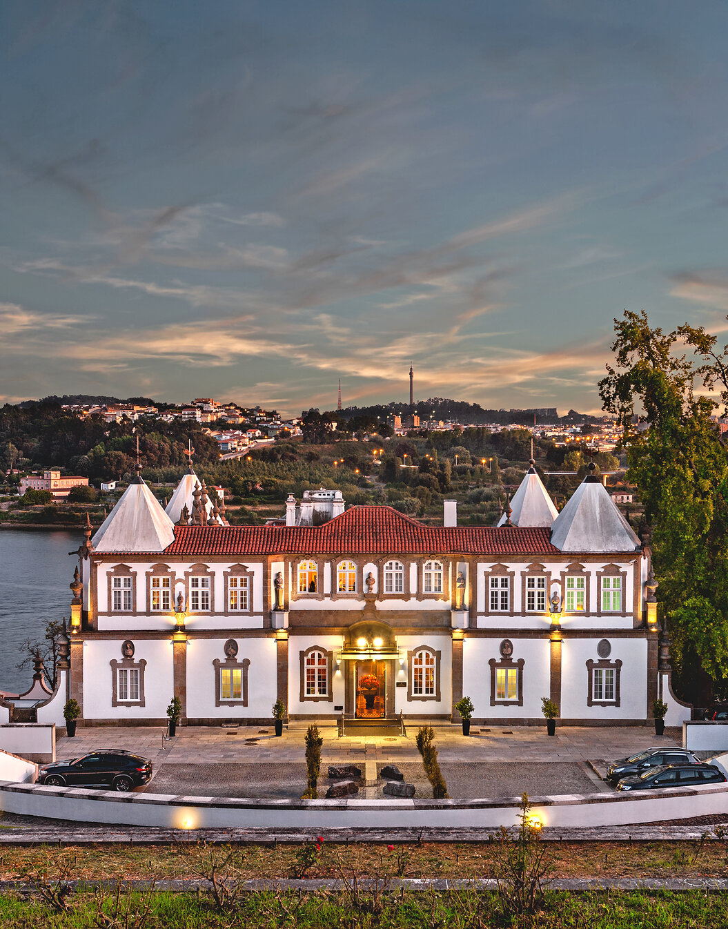 Vue du bâtiment avec la rivière Douro derrière, du Pestana Palácio do Freixo, hôtel 5 étoiles à Porto, monument national