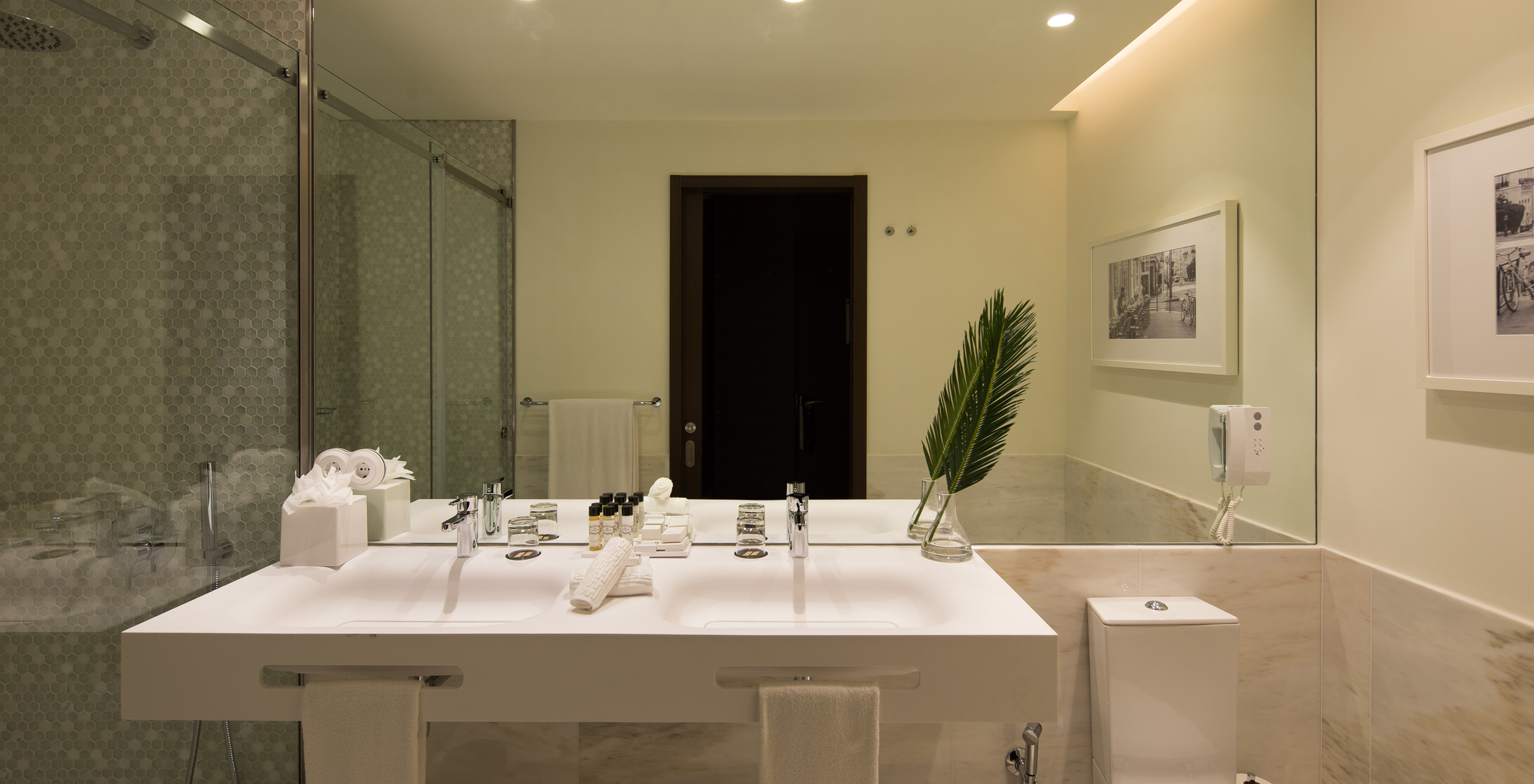 Le Deluxe Exécutif du Pestana Porto - A Brasileira a une salle de bain avec deux lavabos et une toilette avec douche