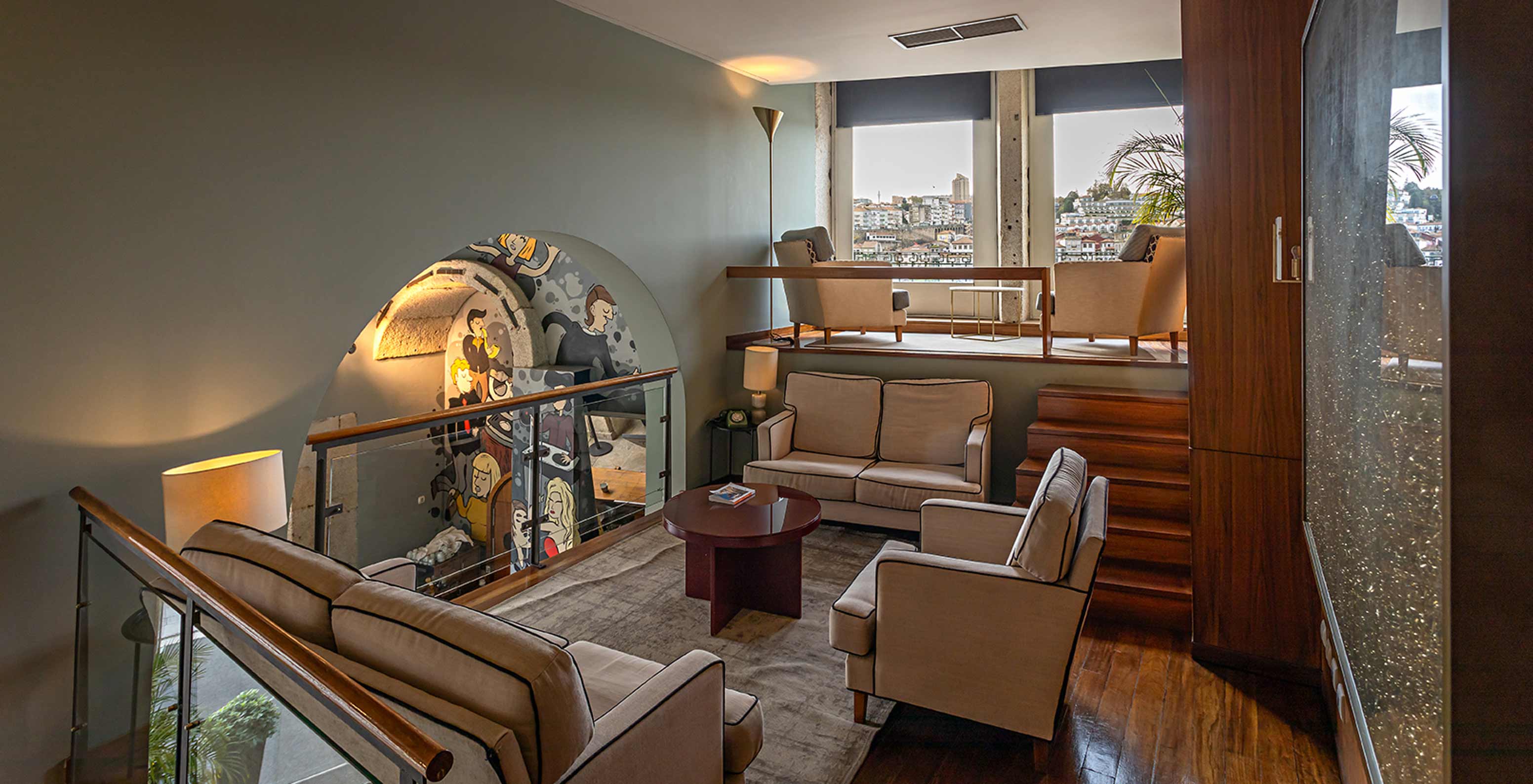 Mezzanine avec des canapés et des fauteuils sur un tapis au Pestana Vintage Porto, Hôtel sur la Praça da Ribeira, à Porto