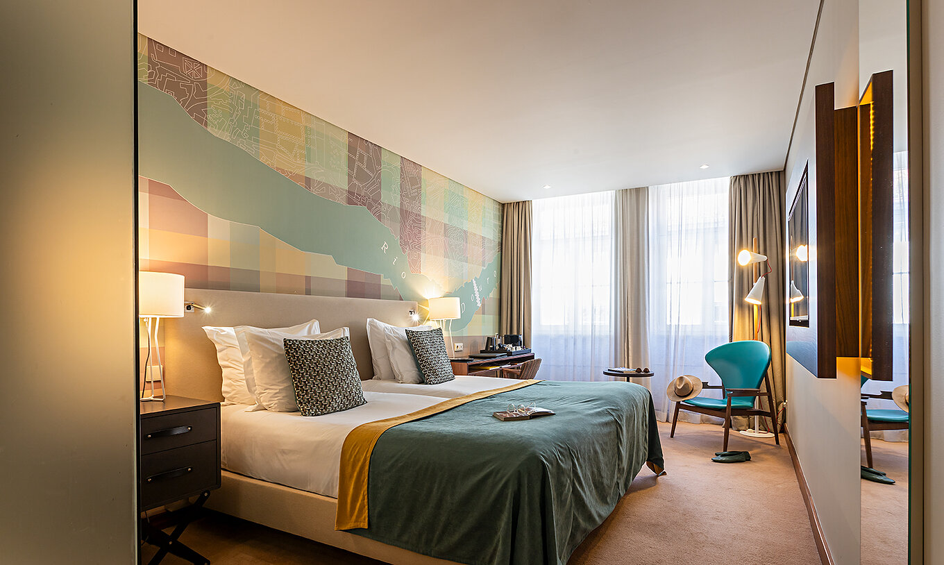 La Superior du Pestana Vintage Porto dispose d'un lit double, d'une chaise et de deux grandes fenêtres