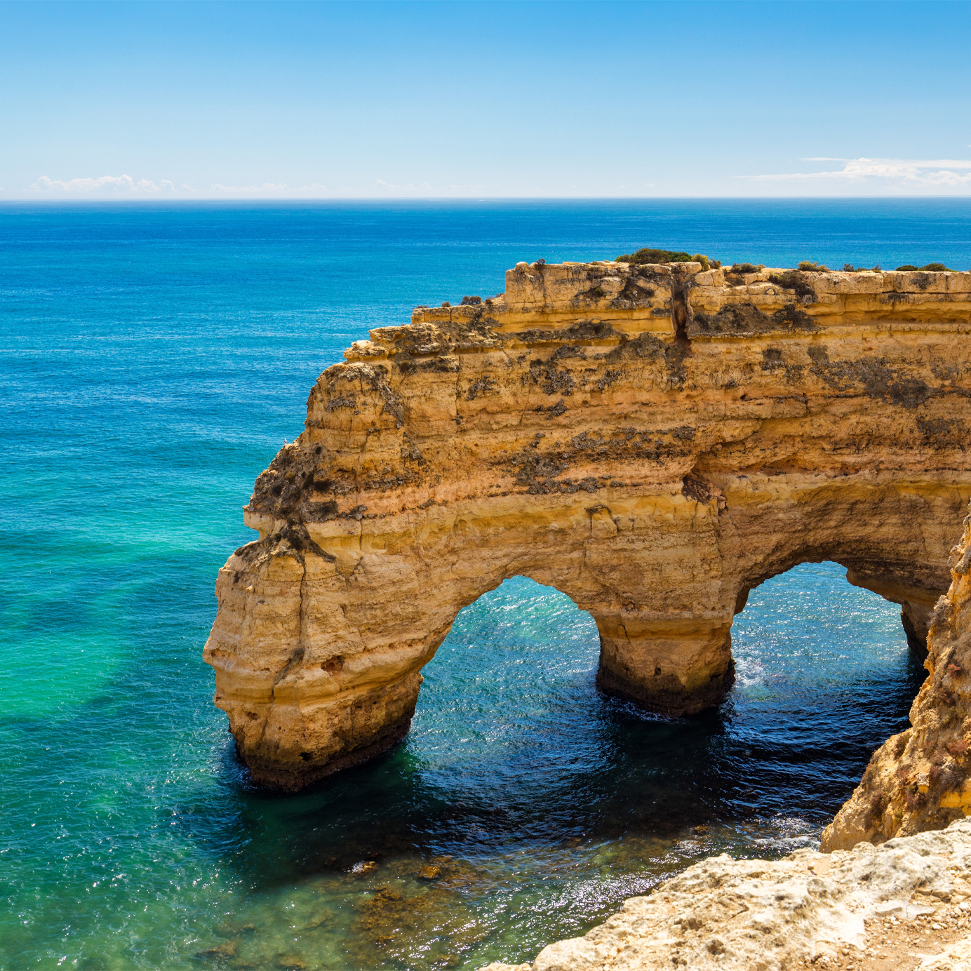 Séjournez dans un hôtel Pestana et explorez les plages et grottes de l'Algarve avec des eaux cristallines.