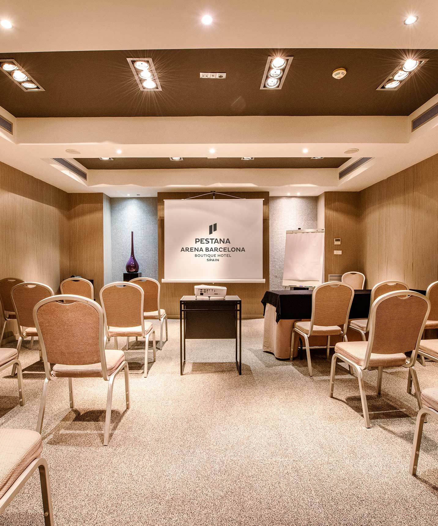 L'hôtel à Barcelone a une salle de réunion et conférences, avec plusieurs tables et chaises pour asseoir plusieurs personnes