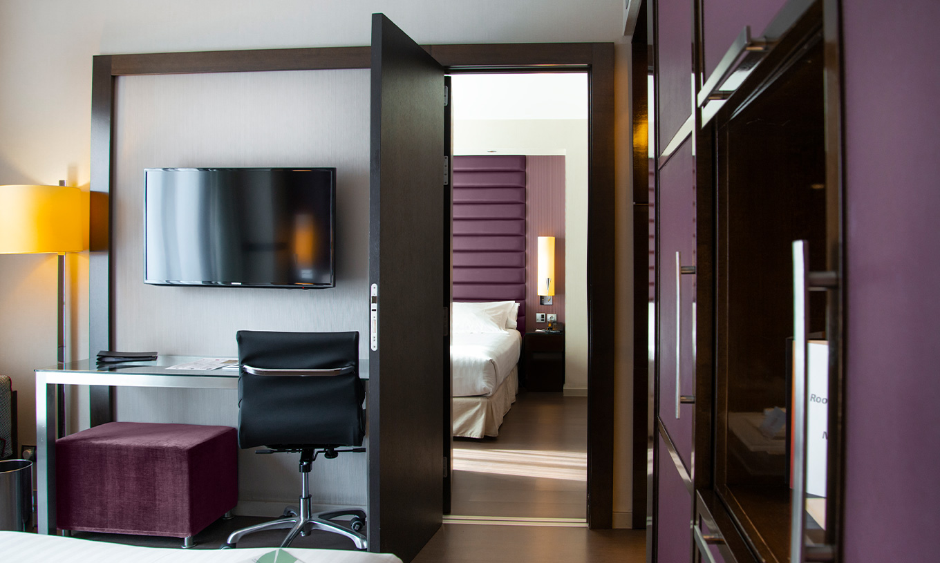 La Chambre Familiale Large du Pestana Arena Barcelona a deux chambres communicantes et une télévision dans chaque chambre