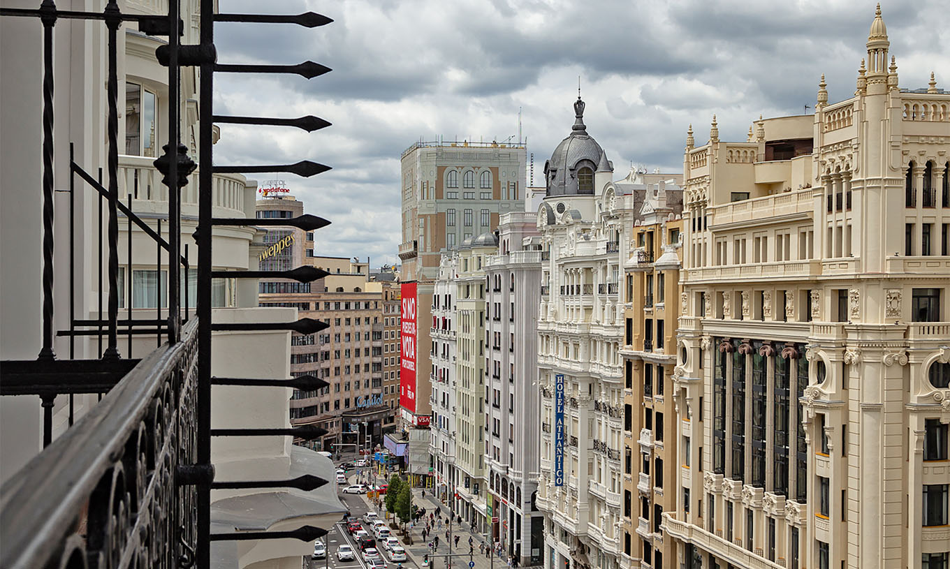 Le Deluxe Grand avec Vue du Pestana CR7 Gran Vía Madrid a une vue sur la Gran Vía et les bâtiments en face, avec balcon noir