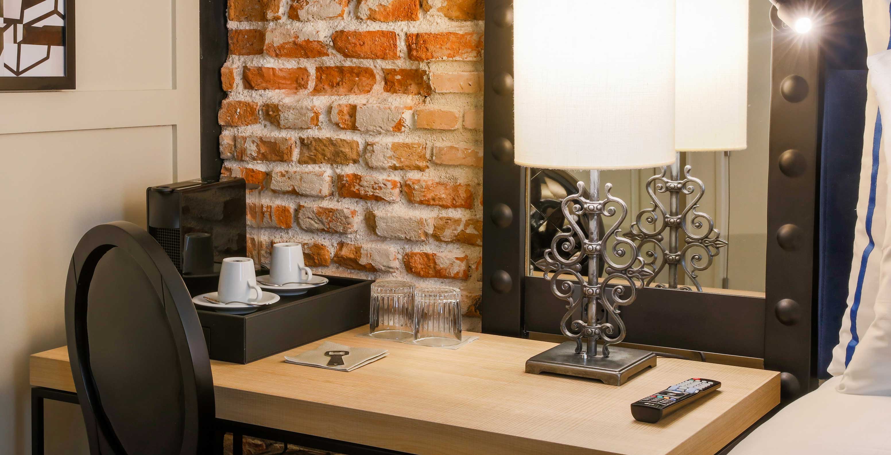Chambre Supérieure du Pestana Collection Plaza Mayor avec bureau chaise miroir et machine à café Nespresso