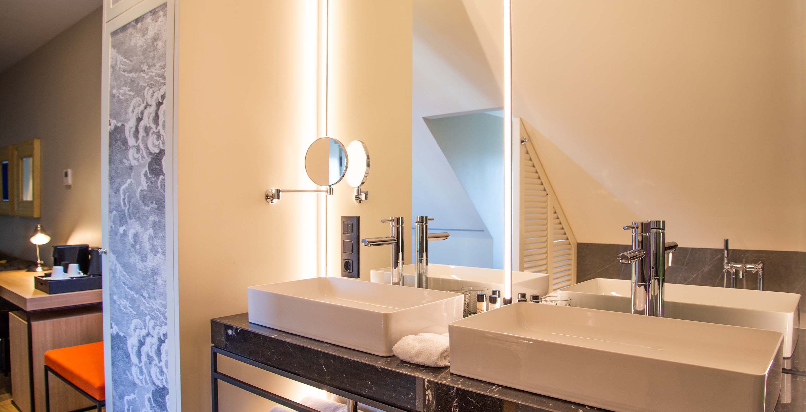 Le Loft du Pestana Collection Plaza Mayor a une salle de bain avec deux lavabos, grand miroir et miroir grossissant