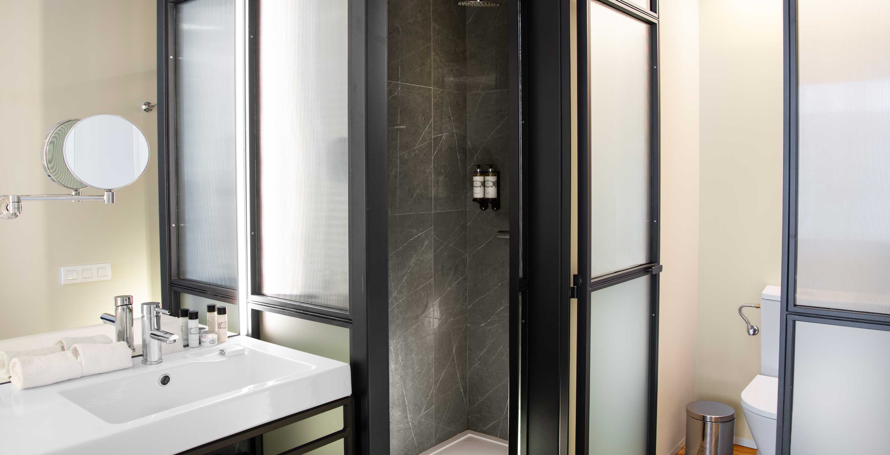 Le Superior Plaza Mayor du Pestana Plaza Mayor Madrid a salle de bain, lavabo, miroir, douche, serviettes