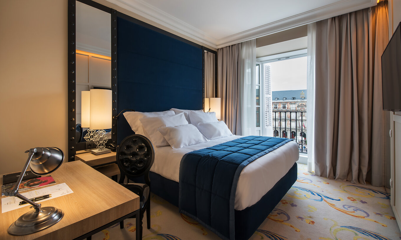 Le Supérieur Plaza Mayor du Pestana Plaza Mayor Madrid a un lit, une lampe sur la table de nuit et une fenêtre