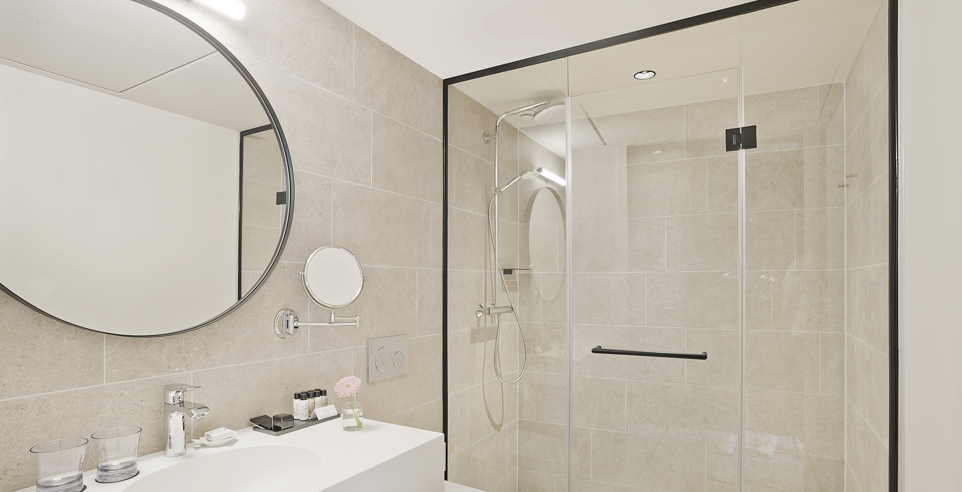 La chambre Supérieure - Vue sur le Fleuve du Pestana Amsterdam Riverside a une salle de bain avec miroir, lavabo et douche