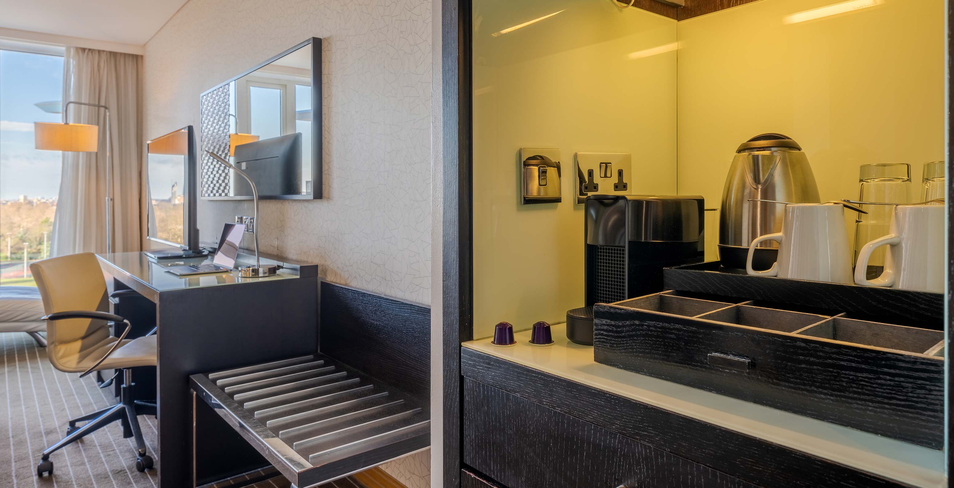 Le Premium Twin du Pestana Chelsea Bridge a station café et thé, bureau avec télé et fenêtre avec vue