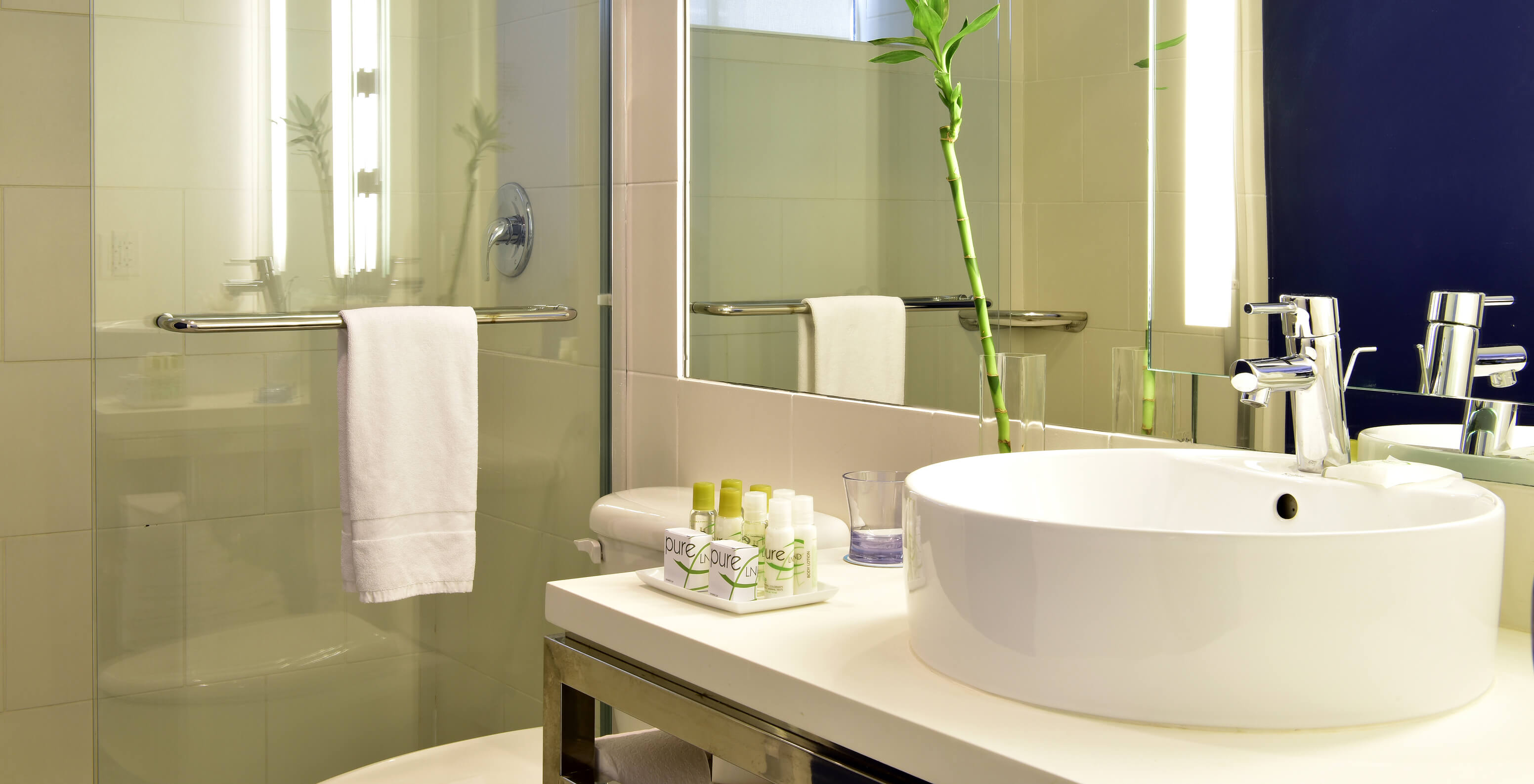 La chambre King classique - Pour les personnes à mobilité réduite du Pestana Miami South Beach a lavabo, miroir, serviettes et toilettes