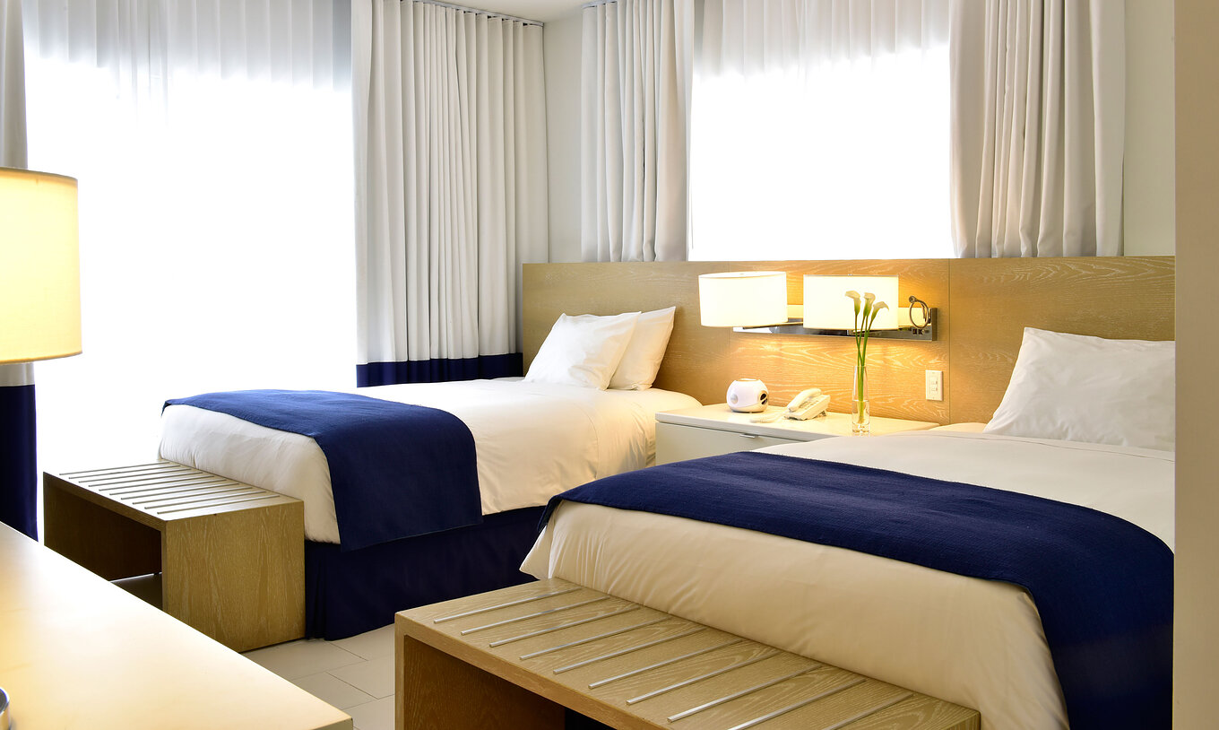 La Supérieure Double avec balcon du Pestana Miami est une chambre à deux lits au style épuré.