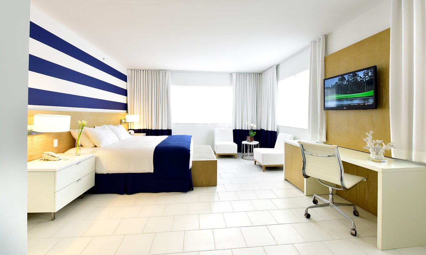 La chambre King supérieur - Pour les personnes à mobilité réduite du Pestana Miami South Beach a un lit double, table de chevet, télévision