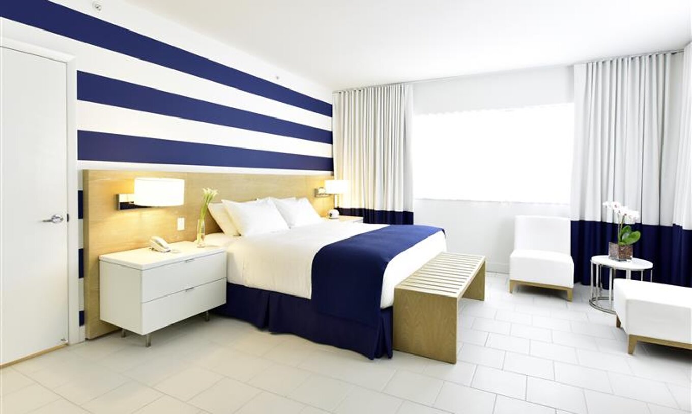 La chambre King supérieur - Pour les personnes à mobilité réduite du Pestana Miami est moderne avec des touches de bleu