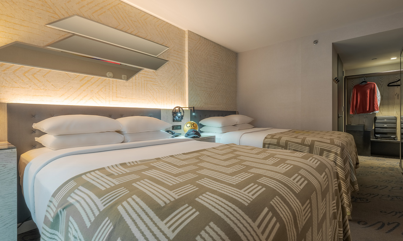 Le Comfort Double ADA du Pestana CR7 Times Square a deux lits avec une couette avec le numéro sept et une armoire