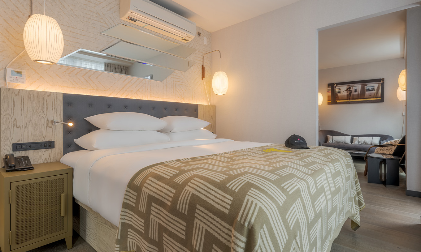 La Junior Suite avec Balcon et Vue du Pestana CR7 Times Square a deux lits avec une couette avec le numéro sept et salon